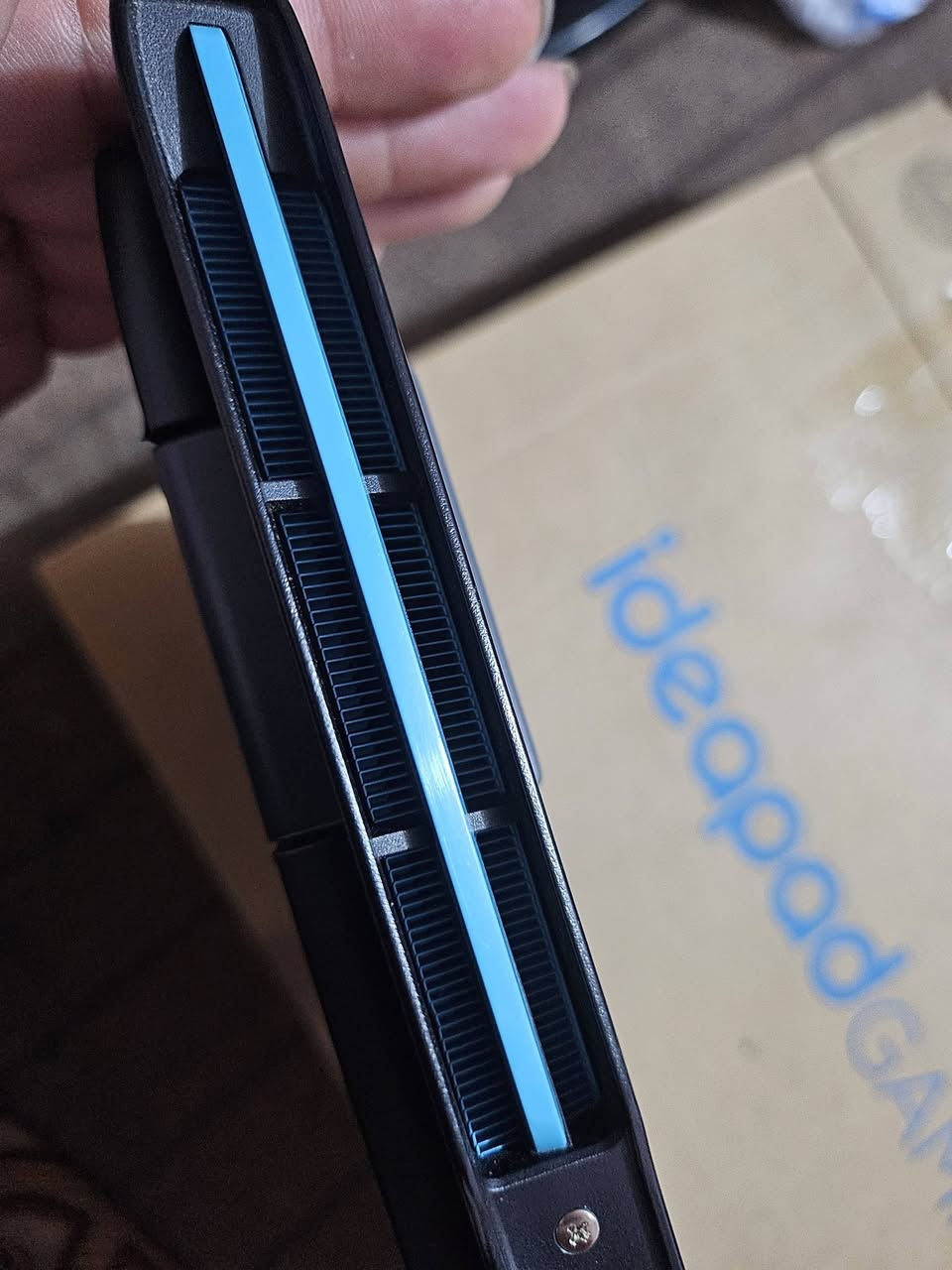 لابتوب لينوفو كيمنك للبيع 
Lenovo ideapad gaming 3 
المواصفات 
I7 12650h 
Ram 16gb 2 slot dual Chanel 
Rtx 3060 6gb 110w 
Ssd nvme 512gb 
Screen 1080p 120hz 
نظام تبريد ضخم 4 فتحات 

لابتوب قوي بل العاب الحديثة والبرامج الهندسية الضخمة 
لابتوب نظيف كلش  مستخدم قليل جدا 
كارتونته ويا شاحنه الاصلية يعني كامل ملحقات 
توصيل موجود 
سعر مليون و 150 الف 
رقمي ***********
