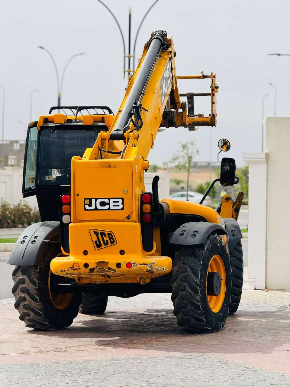 Jcb 17 متر
گير محرك مفتوح بس بشرط ماكو مشكيله 
٢٠٠٦ رقم و سنوييه جديد رقم دهوك مكان اربيل
***********

نص مكتوب في الصور:
- ***********