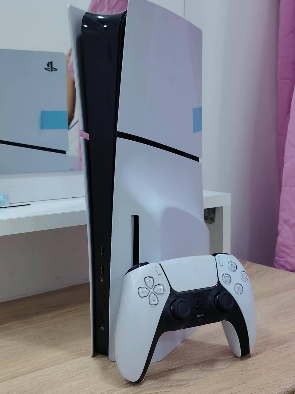 ​🎮 للبيع PlayStation 5 Slim (نسخة السليم) 🎮
الجهاز بحالة نظيفة جداً وخالي من أي عيوب، واخت الجديد تماماً ومحافظ عليه!

​📋 المواصفات وتفاصيل الجهاز:

​الإصدار: بلايستيشن 5 سليم (Slim)

​السعة: 1 تيرا بايت (1TB SSD)

​الحالة: نظيف جداً، شرط البراغي غير مفتوح نهائياً ولم يدخل صيانة.

​الملحقات: مع يد تحكم أصلية (جوستك) بنفس نظافة الجهاز.

​✨ جهاز جاهز للاستخدام الفوري، أداء سريع وصامت، ونظافة تفتح النفس كما موضح بالصور.

​📍 المكان: الكوت

📞 للإستفسار والتواصل: ***********

