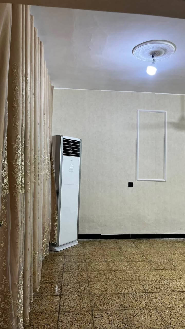 اللهم صلي على محمد وال محمد
بيت ٢٢٨ منطقة الشهداء بناء قديم بيت حلو ومرتب 
بناء طابق ونص يتكون من 
٣ غرف نوم 
استقبال ٧×٤
هول ٤×٤
مطبخ ٤×٤
حمام داخلي 
صحيات خارجيه 
صاله صغيره 
حديقه 
العنوان مقابل حي الصناعي الجديد ثاني فرع 
السعر 155 قابل للتفاوض 
الاتصال 
***********
