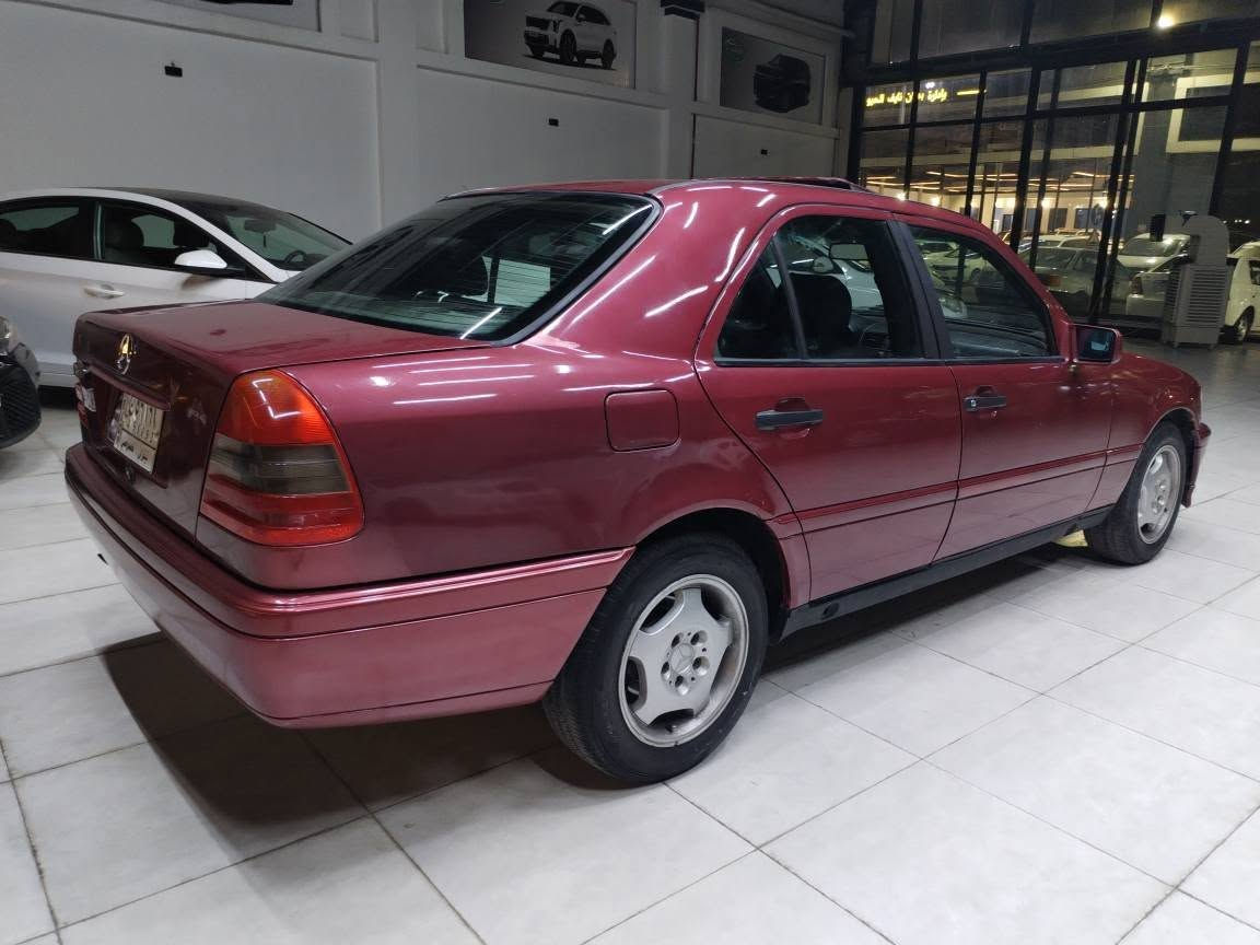 السلام عليكم
من رخصت الادمن
السعر 55 وبيها مجال
مرسيدس 230
فول موصفات 
محرك 4
صبغ عام جماليه
محرك بديت صرف
كير شرط
تبريد ثلج
اسلايت
شرط التحويل

وترهم مروس......... 

مكان السياره موصل
مدينة المعارض الجديدة شارع الوسطي معرض الآغا للسيارت 
للاستفسار
*********** موصل, نينوى
