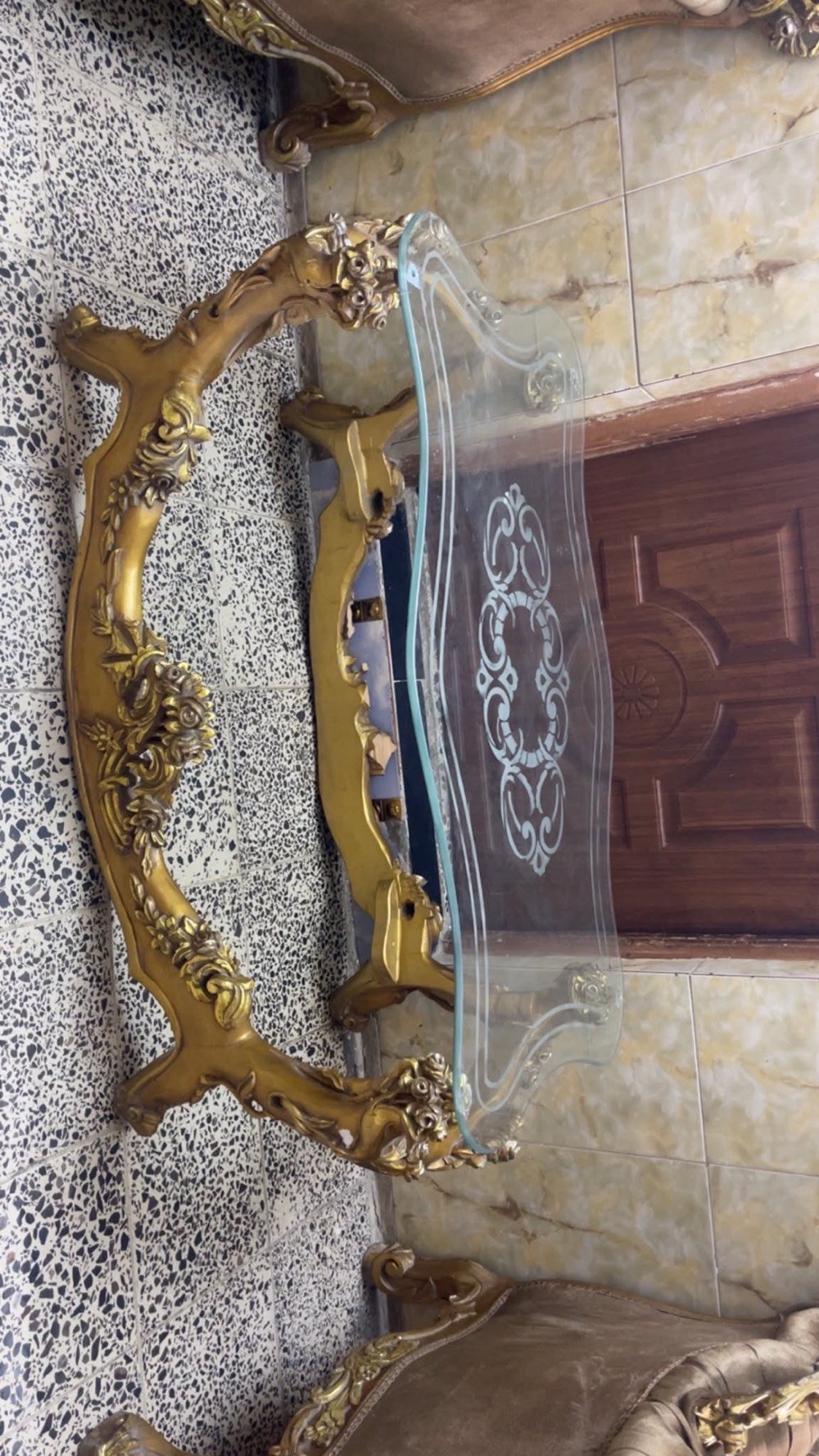 السلام عليكم تخم زان مصري ورق ذهب ثقيل كلش ما ينشال بي عشر مقاعد بي ضرر برحده من كبار ويا مفرش هديه وطبله وسيطه اريده ب٢٥٠قفل مكاني شعله