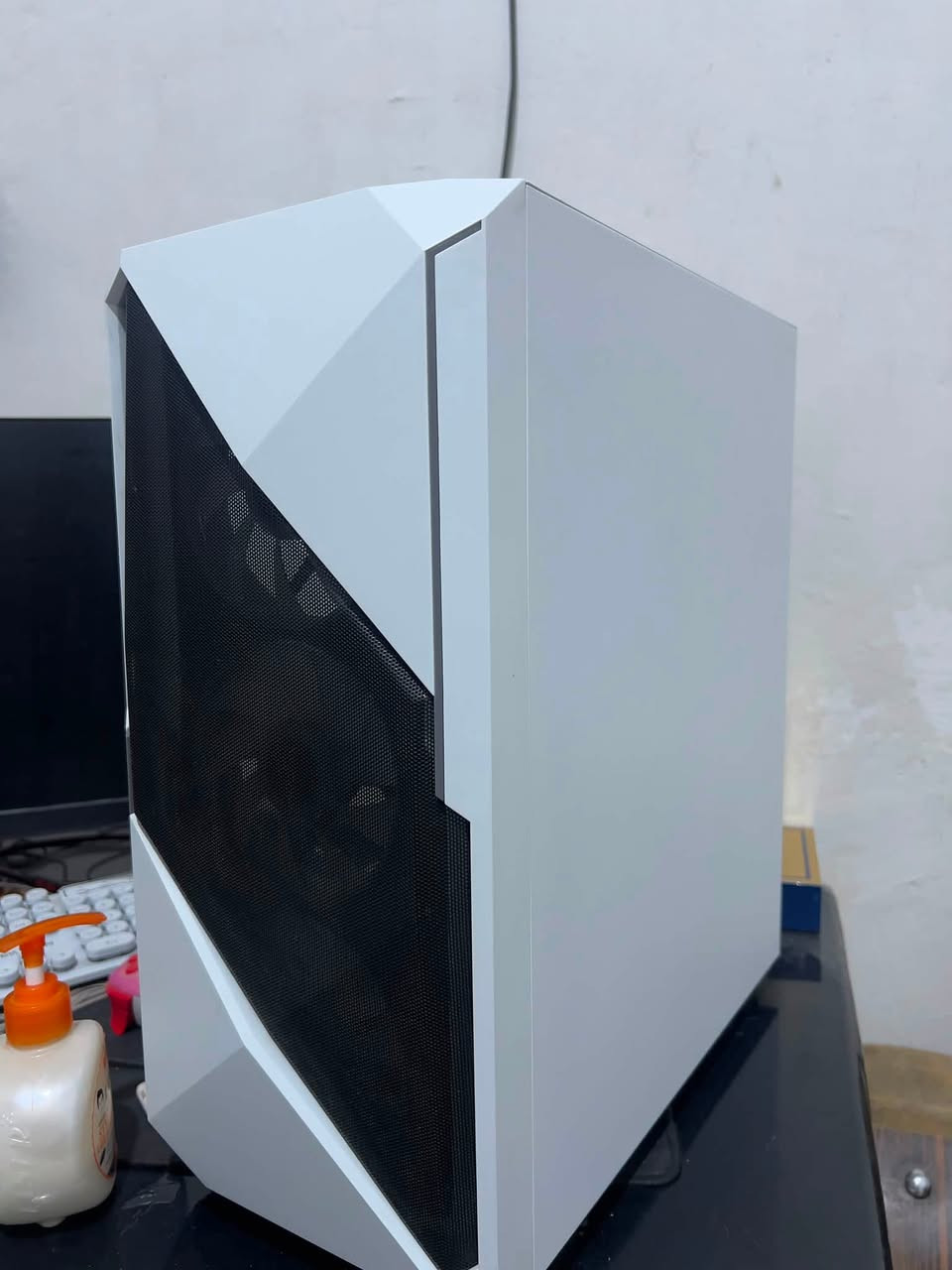 سلام عليكم تجميعه للبيع كاملة من كل نواحيه مواصفاتها معالج Ryzen 5 2600 رامات 16 هارد ssd256 وهارد hhd1تيرا كارت شاشه GTX 1650 SUPER شاشه 165 hz MSI كيبورد وماوس ريد راگون  وياها يوبي اس 1500  اوفلاين *********** للاستفسار سعرها 750
