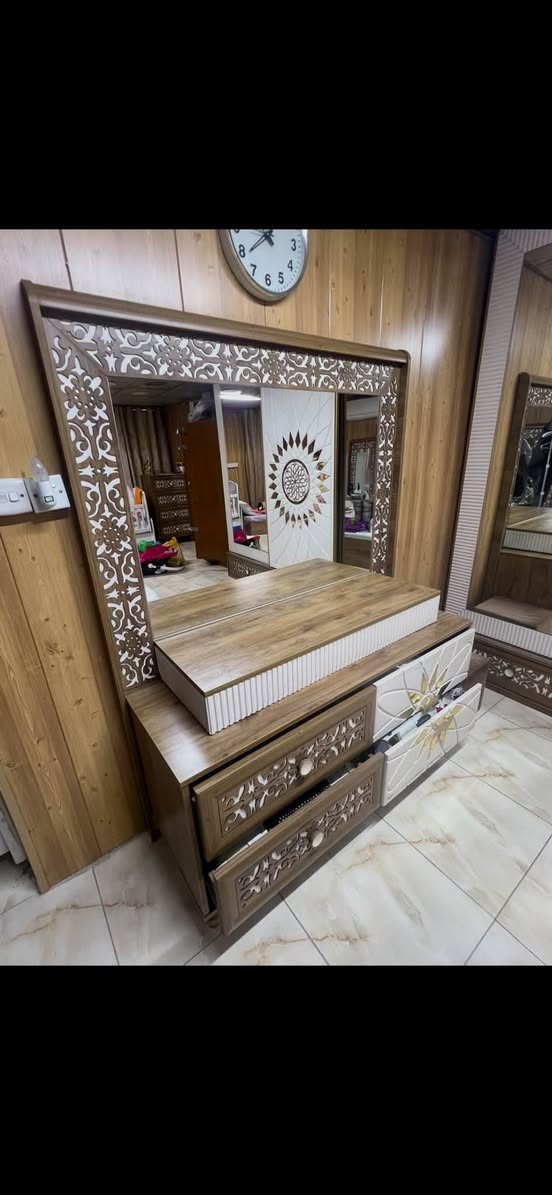 السلام عليكم 
غرفة نوم اثاث تركي للبيع
٧ قطع 
خشب اصلي درجة اولى 
ما متعوبة
بغداد - البياع - حي الرسالة
السعر : ٨٠٠.٠٠٠ و بيهه مجال زين
للشراي الاتصال على :***********
ابو ملاك
