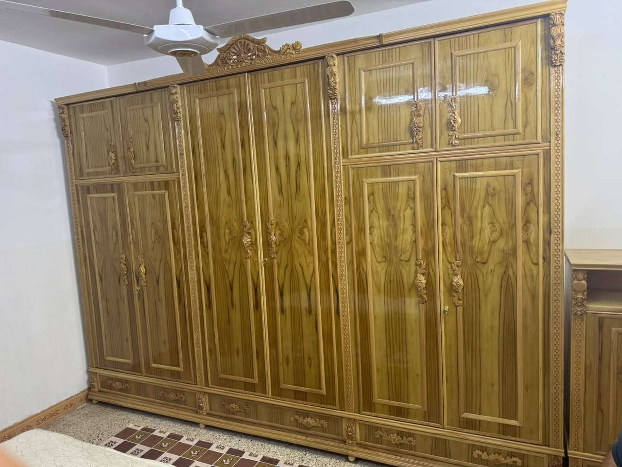 غرف خشب ثقيل داخل خارج صاج شغل درجه اوله جديد غير مستعمل يوجد جميع الفصالات لطلب والستفسار ***********
