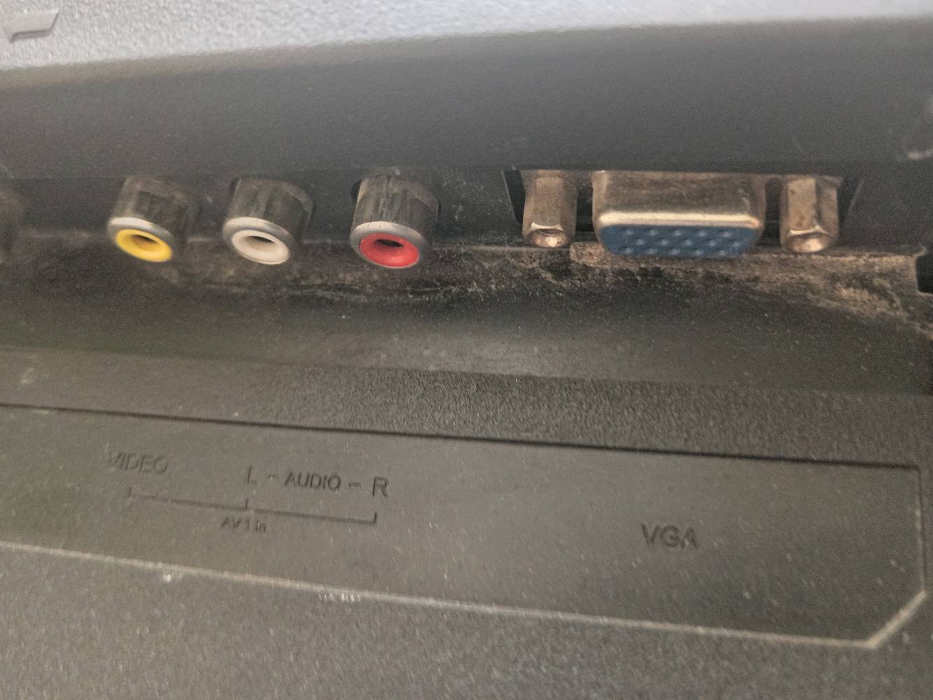 تلفاز جديد • كسر بسيط • منافذ HDMI VGA