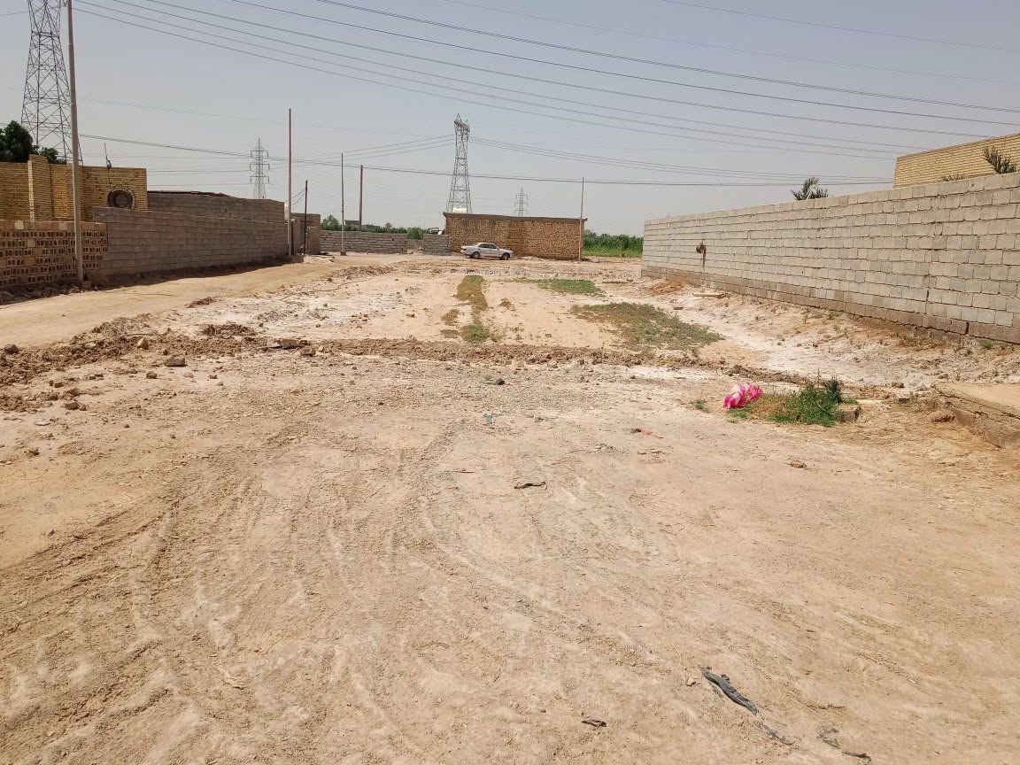 قطعة ارض للبيع 1500 متر مع دار متكون من غرفتين نوم +صالة +مطبخ +ستقبال + حمام داخل البيت + صحيات خارجية . بي كافت الخدمات .ماء.كهرباء العنوان تقاطع النهروان مقابل اسواق القمة . السعر نتصالل على الرقم ***********
