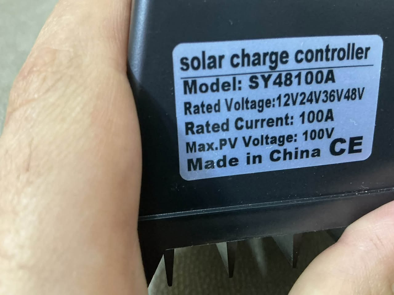 سلام عليكم  منظم شحن شمسي للبيع جديد غير مستعمل
Solar Charge Controller SY48100A – 100A

* الموديل: SY48100A
* النوع: MPPT Solar Charge Controller
* التيار: 100A
* جهد النظام: 12V / 24V / 36V / 48V أوتوماتيك
* أقصى جهد للألواح: 100V DC
* قدرة الألواح القصوى:
    * 12V: حتى 1200W
    * 24V: حتى 2400W
    * 36V: حتى 3600W
    * 48V: حتى 4800W
* الشاشة: LCD
* مخرج USB: 5V
* حمايات: زيادة الجهد، زيادة التيار، القصر، وعكس القطبية.
* اللون: أسود
* بلد الصنع: الصين
* الأبعاد التقريبية: 19.5 × 18.4 × 6.6 سم.  السعر 55 الف رقمي ***********  واتساب عنواني بغداد الشعب
