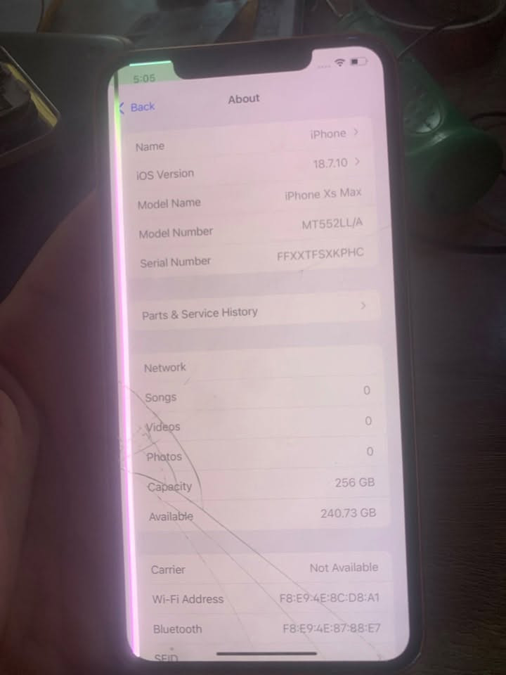سلام عليكم
آيفون xs max محور ١٧ برو ماكس 

ذاكرة مالته 256📱

بطاريه 100🔋

مثل ماموضح شاشه بيه خط 

مفتوح تخطي يعني السيم كارت مشتغل وكله شغال مايك سماعات وافاي كله فولل

للتواصل يراسلني واتساب ***********
