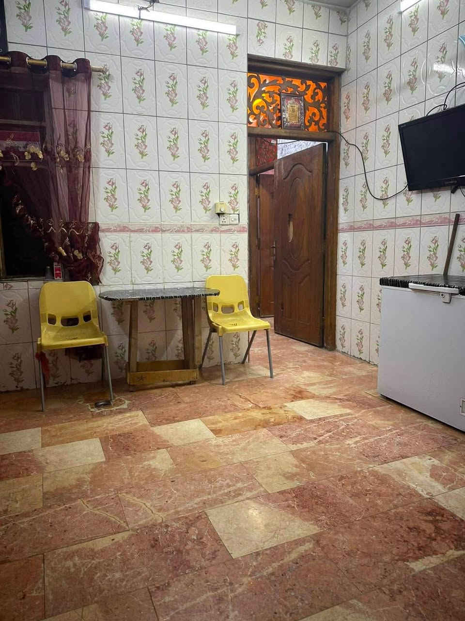 🏠 عمارة للبيع – كرادة داخل | من المالك مباشرة
📍 الموقع: كرادة داخل، شارع مغلق، مفتوح من جهة أبو نواس.

🏢 العمارة 3 طوابق، وكل طابق مستقل، ويحتوي على:
• 3 غرف
• هول استقبال
• مطبخ
• صحيات

📐 المساحة: 153 م²
📏 النزال: 16 م
📏 الواجهة: 9 م
🛣️ عرض الشارع: 6.5 م

💰 السعر: 650 مليون دينار عراقي قابل للتفاوض

📞 للتواصل والاستفسار:
واتساب أو اتصال: ***********

من المالك مباشرة – بدون وسيط.
