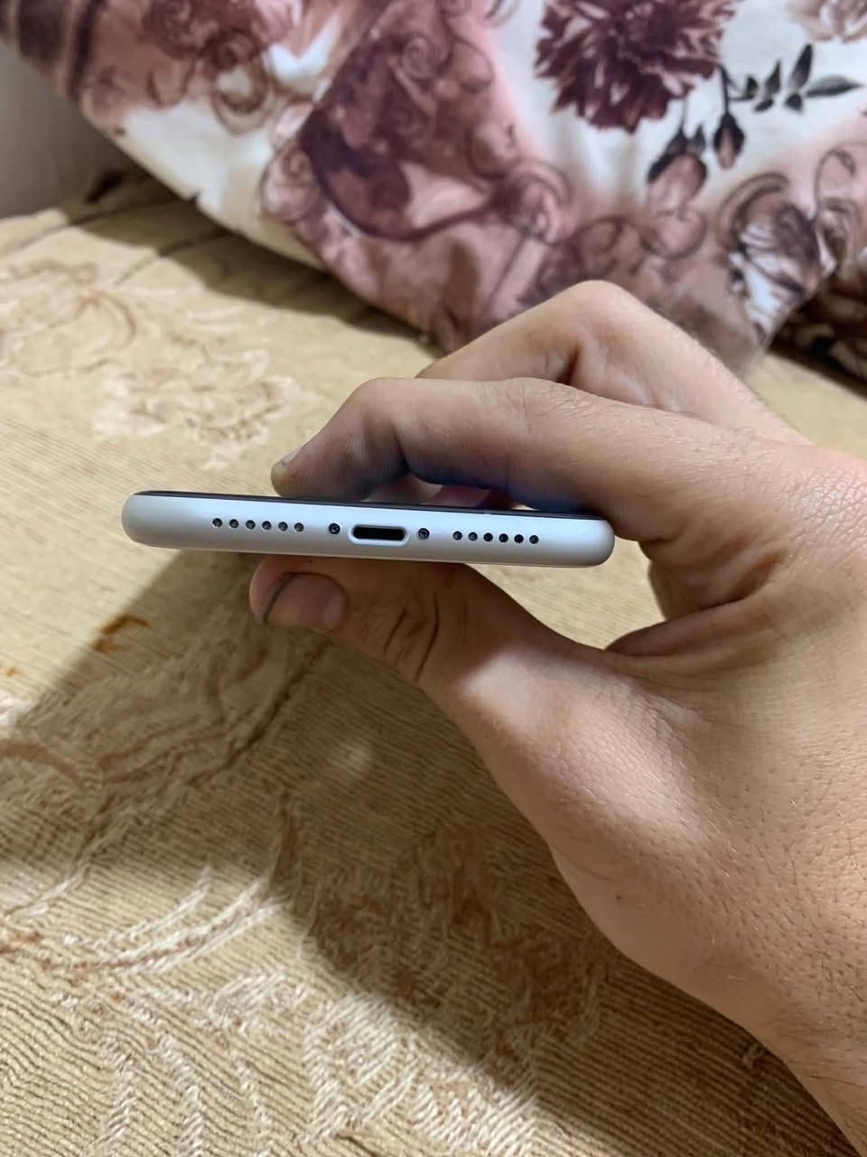 السلام عليكم ايفون 11عادي  مامفتوحه كلشي مبادل بي بطاريه 88 ذاكره 256 نضيف بس الكلاس مكسور سعر 252 بي مجال بسيط ***********بي وتساب هم
