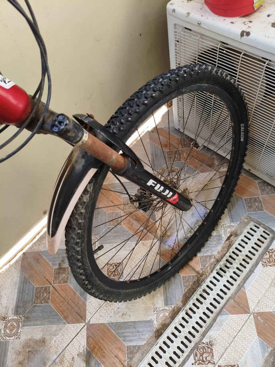 بايسكل جبلي نوع fuji بي كم مشكله تايرات مابيهن شي بس منقصات هوا البريك وحده تشتغل وحده لا بايسكل نفس ما شوفه بي زنجار وزنجيل ناقصه دهن ولبدالات مال زنجيل عطلانات اريده 115 وبي مجال مكاني ب بالاكوات ثالثه مقابيل مدينة النرجس 
رقمي ***********
