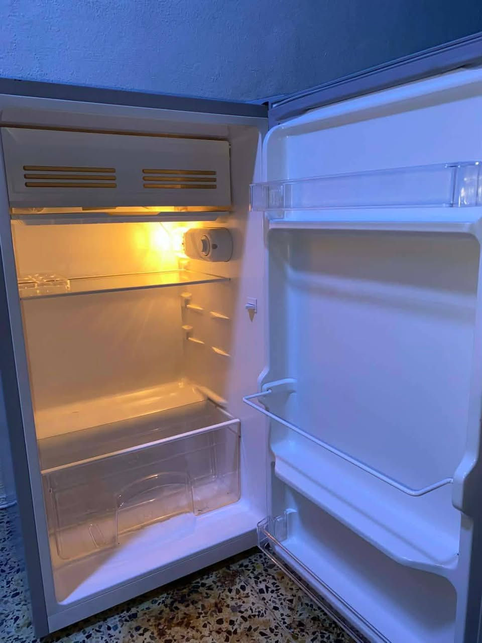 ثلاجه للبيع مستعمل شي قليل سعر 140 وبي مجال استفسار علئ رقم
***********
