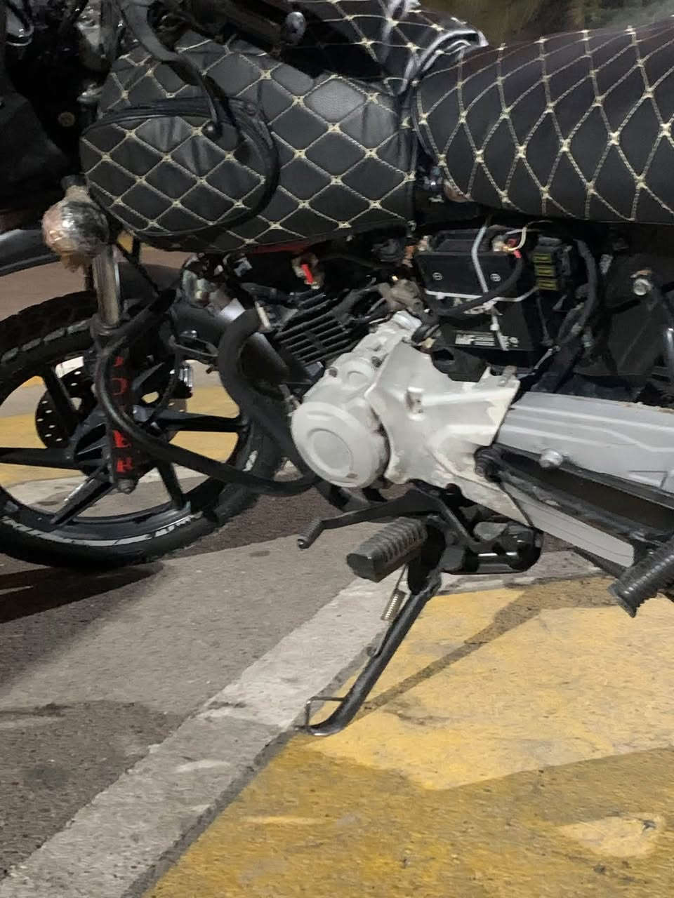 سلام عليكم رجائا اقره منشور قبل لاتتصل والسوك كلشي بي السعر 1350 وبي مجال بسيط جماعت 1200 مابيع ياحبيب كلبي ميعجبك السعر اعبر منشور يولي 

اوراق اصولي شرط الترقيم

بوكسر 22 طالعه بل 22 بس الاوراق تقره 21 بشهر 11 الدراجه نضيفه وشلعه معدل تشك الكاع  دراجه مفتوح بس كور فوك عليها منضومه زنون قويه دهن اصلي جديد دراجه كامله مكمله وياها صارصنه رياضي سعرها 80 الف والاصليه موجوده شرط صوتها مال تي ماكس دراجه كامله مكمله نكره سلف نقصها اشاره وحده وكلوبين اشاره وصفاحيه مال باتري فقط  مكاني بسمايه رقمي ***********
