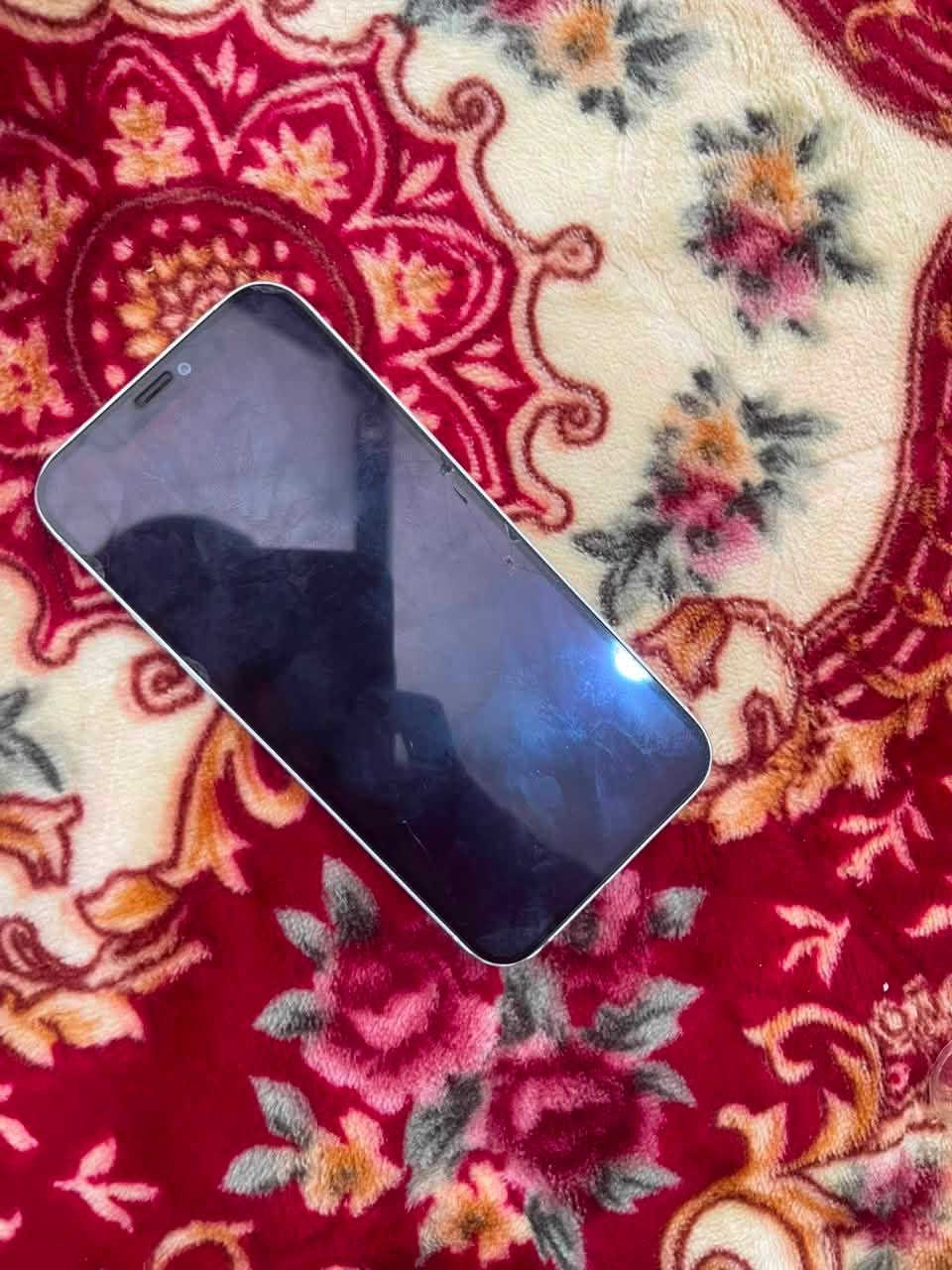 السلام عليكم ايفون ١٢ عادي جهاز بطاريه مبدله وكاله ذاكره ١٢٨ دبل خط سعره ٣٠٠ وبي مجال رقم ***********
