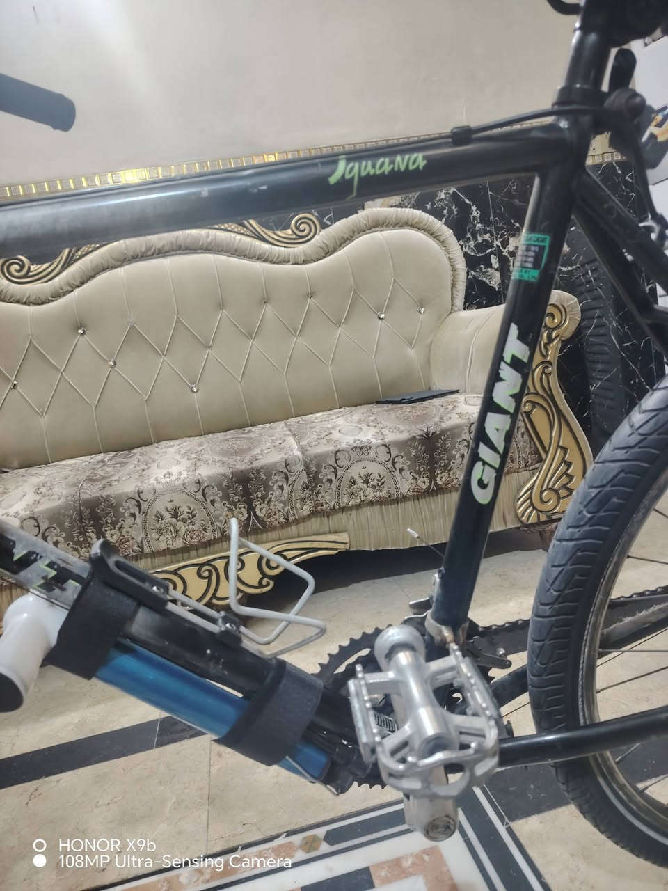 🚲 للبيع: بايسكل c700 جاينت (GIANT) أصلي - بحالة ممتازة🟦
(Mountain Bike) هاردتيل.⛰️

 (الفريم): ألمنيوم خفيف جداً وقوي (Aluxx Aluminum)، تصميم هيدروليكي مريح للمسافات الطويلة.✅

(الإطارات): تايرات أصلية ماركة Maxxis (ماكسس)✅

ويلات ألمنيوم  (Giant GX28) قوية وتتحمل الصدمات.✅

منظومة سرعات متعددة (شفترات شيمانو) مع دنديل ثلاثي أمامي يوفر سلاسة تالية🟥

حجم(27.5)

العنوان بغداد مدينة الصدر

للتواصل ***********
