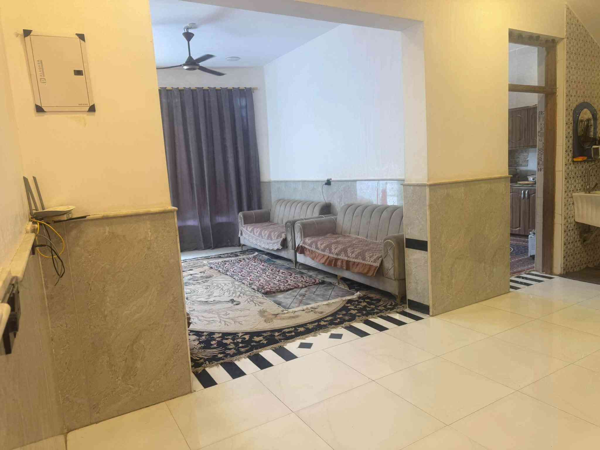 السلام عليكم
بيت للبيع..بناء درجة أولى.
طابوگ بناء  سنة ٢٠٢٤
 المساحه الكليه (٢٧٠متر ) 
عرض الشارع  ١٢ متر 
يحتوي على استقبال  صاله مطبخ موزع غرف عدد ٢
حديقه 
العنوان شارع المطار خلف عماره فلاح يبعد عن شارع المطار ٩٠متر. .. للاستفسار ***********
***********
