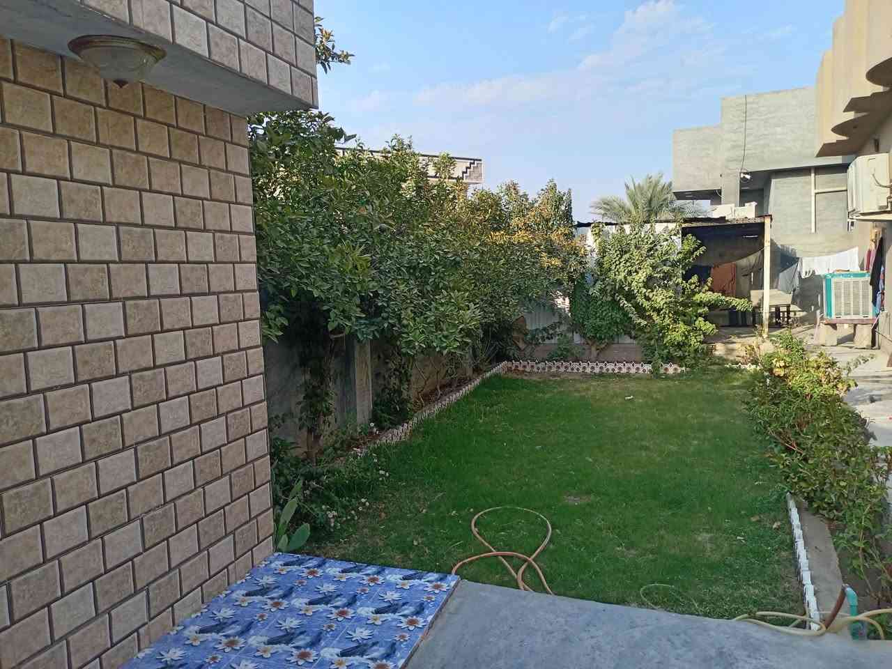 سلام عليكم بيت للبيع اطراف الفلوجه شهابي بيت مساحه ٤٢٠ متر بناء طابوك البيت يتكون من غرفتين +صاله +ديوانيه +مطبخ خارج وداخل + صحيات داخل وخارج + مخزن خارجي الشارع 12 متر تبليط البيت صاير ركن السعر ٧٥ وبي مجال رجائن الموشراي لا يتصل ***********
