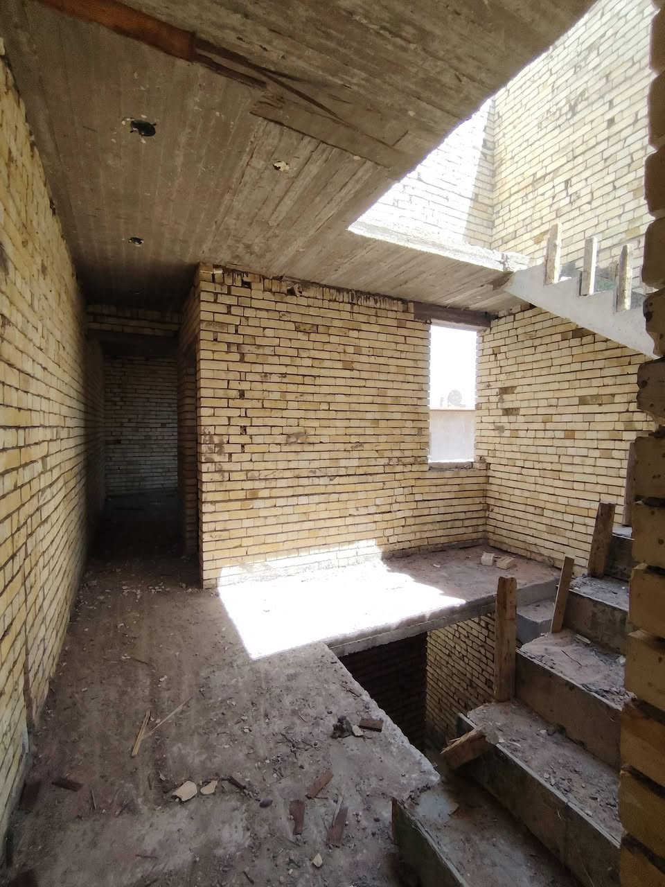 دار هيكل للبيع مساحة 80 متر🏠
الواجهه 5  النزال  16 ' يحتوي على 3 غرف 

 بناء حديث درجه اولى 

1⃣الطابق الأول : 

▪️صاله مطبخ` غرفة نوم` حولي `درج `صحيات

2⃣الطابق الثاني

📌 2  غرف نوم ' صحيات ' بيتونه ' سطح

الساتذه خلف الربع شوارع\مجاور مجمع السلام السكني 📍

تريد هيكل تريد تسليم مفتاح🔑
***********
***********
يتوفر وتساب📞
