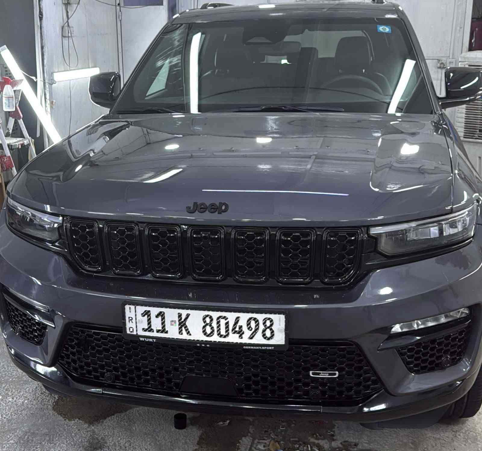 السلام عليكم 
جيب بلاك 2023
فول مواصفات 
293hp . V6. 3.6L : المحرك
الضرر بنيد وباب  
 
المواصفات 
العداد :20 الف 
* 7 راكب
﻿﻿دفع رباعي 4x4 .
﻿﻿رادار امامي مع مانع تصادم .
﻿﻿تحذير الخروج عن المسار .
﻿﻿تحذير النقطة عمياء .
نظام تحذير عند التقاطعات.
* شاحن موبايل وايرلس.
* ويل قياس 20 انج .
* لوحة القيادة بقياس 12 أنج.
* كير شفتر بالستيرن .
* كاميرا خلفية.
*شاشة متوسطة 8.1 أنج
* المصابيح الأمامية زنون .
* كشافات الضباب زنون،
* دخول ذكي.
الصندوق الخلفي كهربائي .
﻿﻿فرش المقصورة الداخلية من الجلد والشاموا .
﻿﻿مقعد السائق كهربائي .
﻿﻿المقاعد الأمامية تدفئة .
﻿﻿حساسات خلفية .
﻿﻿مكيف خلفي .
﻿﻿تدفئة مقود القيادة .
﻿﻿مانع تصادم خلفي .
﻿﻿بلوتوث تلفون .
رقم بغداد دولي باسمي تحويل مباشرة 
السعر 265 ورقه وبيها مجال 
اي استفسار 
*********** ابو امير 
مكان بغداد البياع

نص مكتوب في الصور:
- 1 / 12
- bid.cars