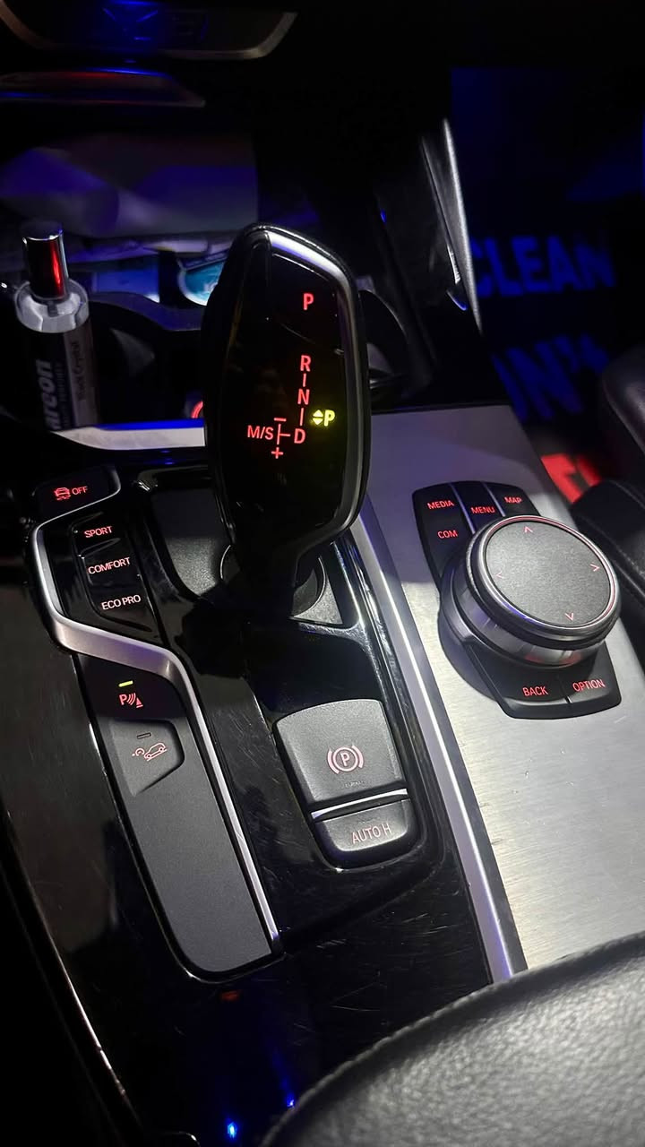 بي ام دبليو X3 x drive30i 2019
فول فول مواصفات 

مصدر السيارة : استيراد امريكا 
السعر 25000$

موديل: 2019

العداد : 91 الف

#ملاحظات: السيارة وارد امريكي،

بيها حادث بالجنطة الخلفية

واني صابغ البنيد لان جرد

السيارة رقم بغداد بأسمي مكاني السيدية 

***المواصفات 

محرك 2000 توين تيربو 

- فتحة بالسقف ( پانوراما)  

-مقاعد جلد لون اسود  

- مقاعد تدفئة 

- استيرن تدفئة 

- اضويه اماميه Adaptive LED

- كاميرة خلفية بدقة عالية 

- نظام النقطة العمياء

- فرملة ذاتية عند الاقتراب من الاجسام او الاشخاص 

او المركبات

- رادرات امامي خلفي

- نظام اطفاء السيارة في الاشارات 

- نظام Auto Hold

- انظمة قيادة متعددة ( SPORT + COMFORT+ ECO ) 

- مقاعد تحكم كهربائي +  وضعيات خزن 

- صندوق خلفي شفط  

- بصمة ابواب + بصمة تشغيل

- حساسات اصطفاف ( امامي + خلفي ) 

- شفتات على الاستيرن  ( شفتر ) 

- ⁠نظام داتا شو تعرض على جامة الاماميه 

- مانع انزلاق نظام التحكم بثبات السيارة على المنحدرات

- نظام i drive

- مكيف ( امامي + خلفي ) منفصل

- مفتاح سمارت على الابواب الاربعه 

- نظام  carplay

- نظام المساعدة على الركن بلاس مع عرض ثلاثي الأبعاد.

ا ISOFIX لتثبيت مقاعد الاطفال-

موبايل / *********** _واتساب

نص مكتوب في الصور:
- ٢٣ ن ٨٥٠٢ IR
- ٧:٤٠ م