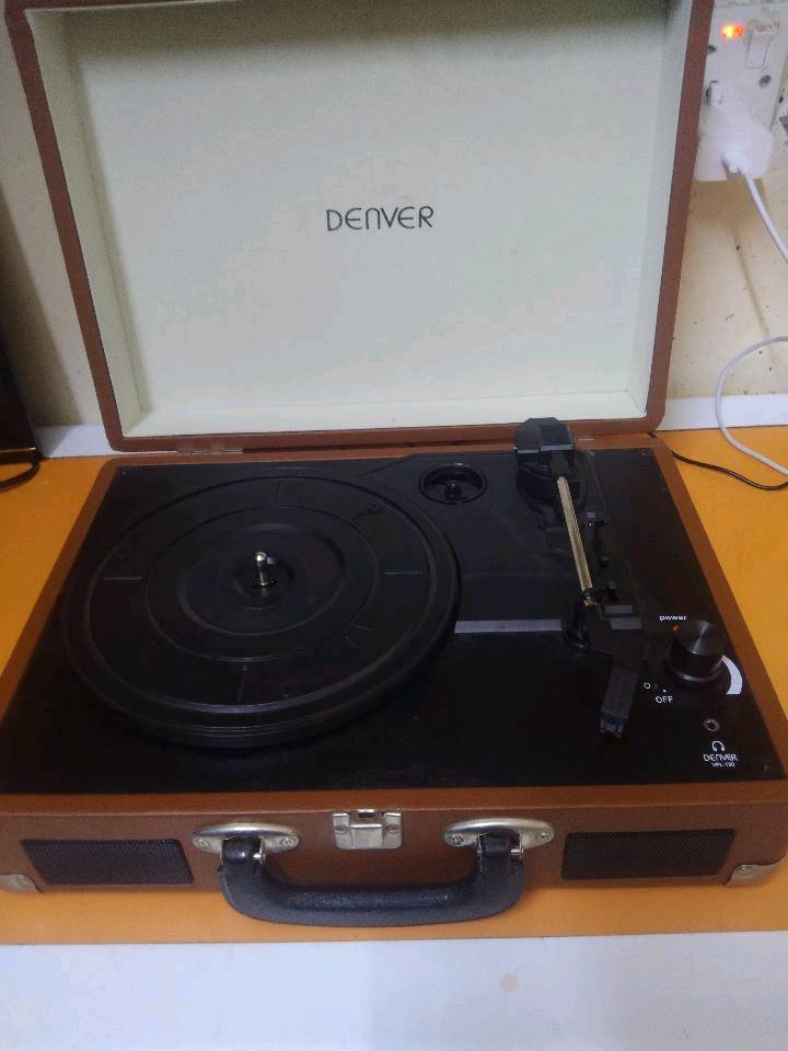 جهاز ديفي ار بدون اسطوانة للبيع 🤍

DENVER VPL-120 BROWN   :الموديل 
 
⚙️ نظام دوران Belt Drive
سماعات مدمجة، يعني يشتغل بدون سماعات خارجية.
AUX.
💻 إمكانية تحويل الأسطوانات إلى ملفات رقمية عن طريق الكمبيوتر/USB حسب النسخة.
⏹️ خاصية Auto Stop لإيقاف الدوران عند نهاية الأسطوانة.
ذراع قراءة مستقيمه وإبرة قابلة للاستبدال
السعر : 75 وبي مجال 
مكاني : بغداد الزعفرانية 

جهاز نظيف وانتيكة راقيه صوت واضح وسلس
