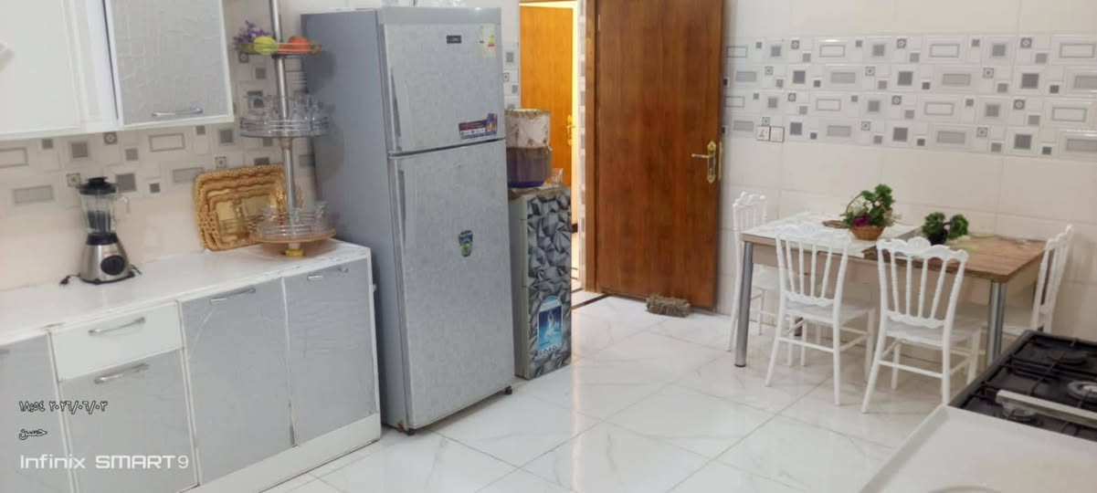 سلام عليكم
بيت للبيع
سند 25معاملة ماشية 
مساحة 200
ساحة كراج
ستقبال كبير
صالة كبيره
غرفتين نوم كبار
صحيات داخلية وخارجية 
ممرات ثنين
مطبخ كبير 
بناء حديث 2025
السعر ع خاص او ع تصال ***********
***********
مكان مجمع توحيد العفلوكي حي الفرات

نص مكتوب في الصور:
- ١٨:٥٣ ٢٠٢٣/٠٦/٠٢
- حسين
- Infinix SMART 9
- 01030470603
- حسن
- 18:04 2026/06/03
- 18:53 2026/06/02