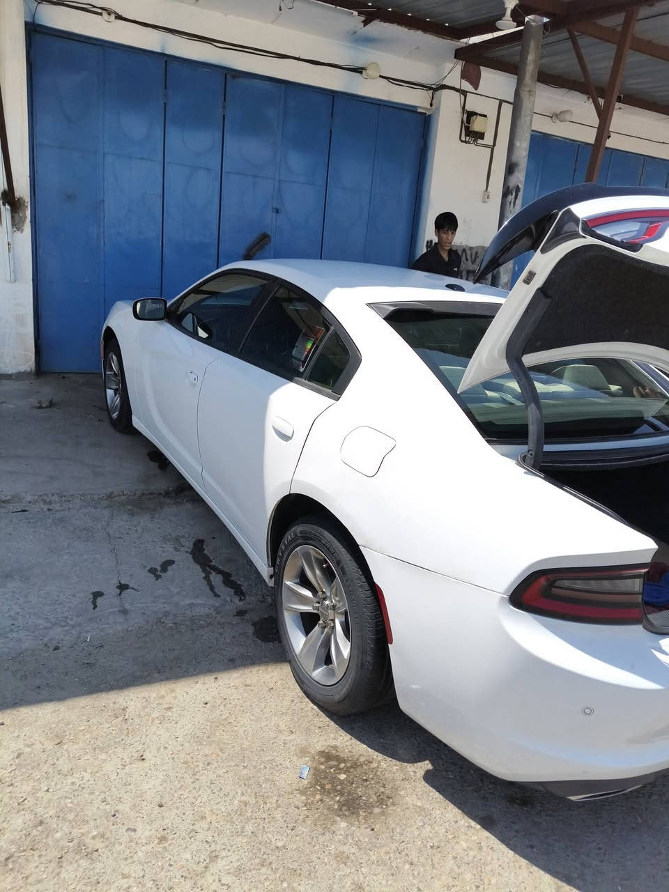 السلام عليكم جارجر للبيع SXT خليجي  أبيض 
رقم بغداد 
السعر 205 ورقة بيها مجال 
بيها بارد جاملغ خلفي بسيط فقط 
السيارة نظيفة ومكفولة 
مواصفات نص فول 
مكاني العمارة - هاتف اتصل وتدلل ***********
