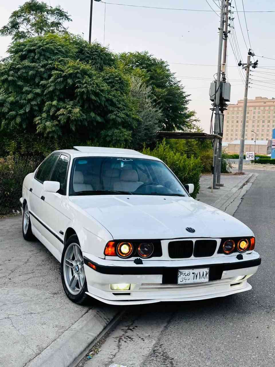سلام علیکم bmw 525 مودیل 92 تۆماتیک سلایت تەبرید ساردو گەرم جام کارەبا داخلی جلد و سپی یەک جەمپی چاملۆغی دواوەی هەیە باقی هەمووی بەشەرت تایەو ویلی خاوین ئاڕمو سەنەوی بەشەرت سعری 33 معامەلە ***********
