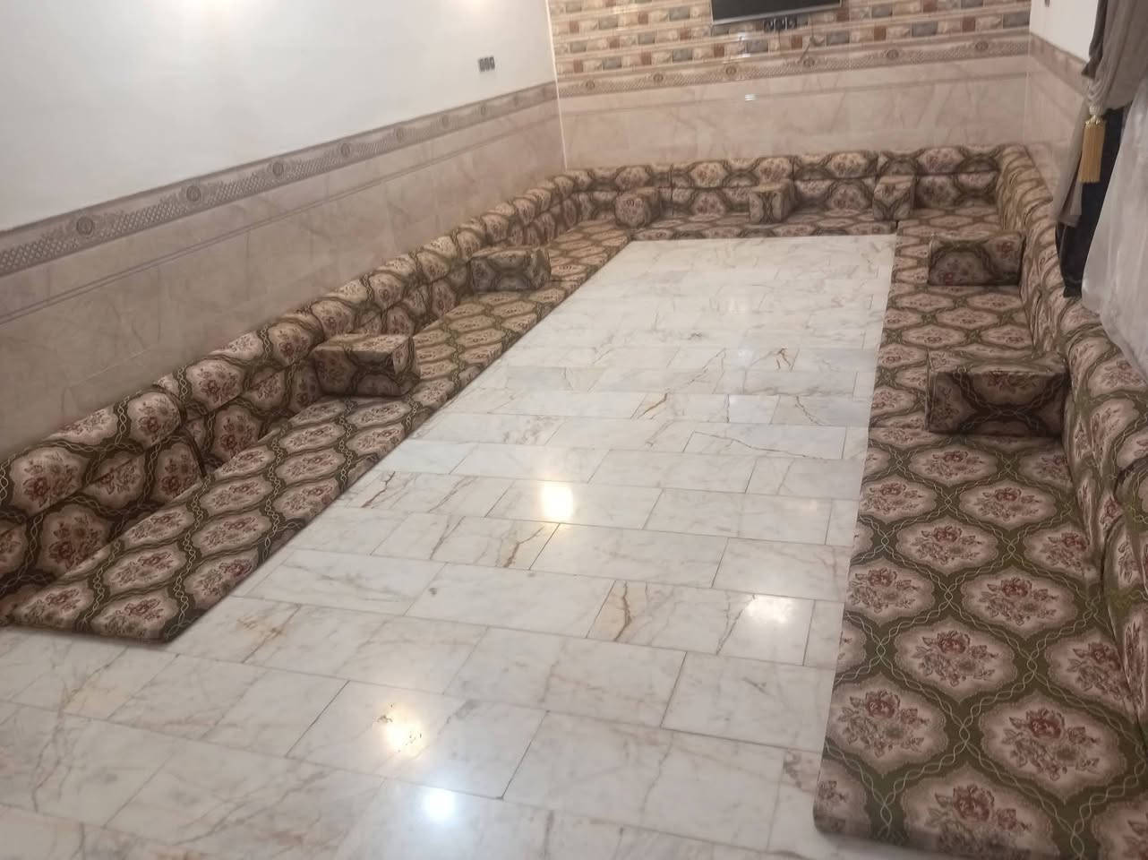 السلام عليكم
جلسة عربية مرتبة للبيع
بسعر 230 الف

طول سبعة امتار ،،عدد تكيات سبعة ،الفراشات سبعة
تكيات الضهر ع حايط عدد 12
للتواصل خاص ،،،،واتساب
***********
