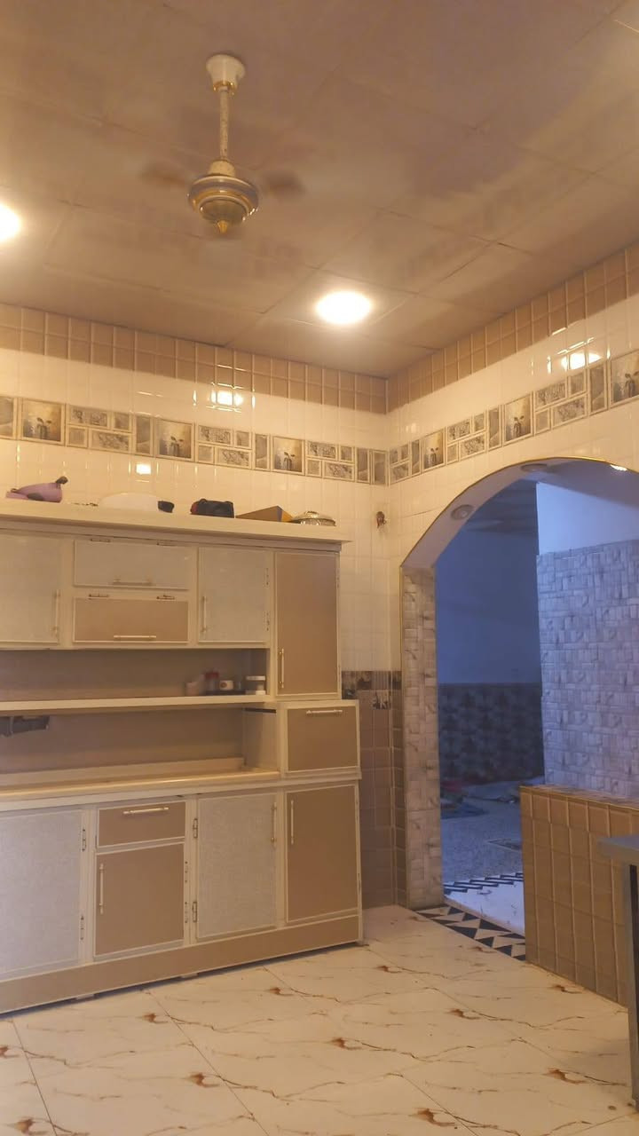 بيت رقم بلدية 
دور الشرطة ٧٤
مساحة ٢٠٠
طابق واحد 
ثاني بيت عن الركن
 ٤ شوارع
السعر 122 مليون 
***********
