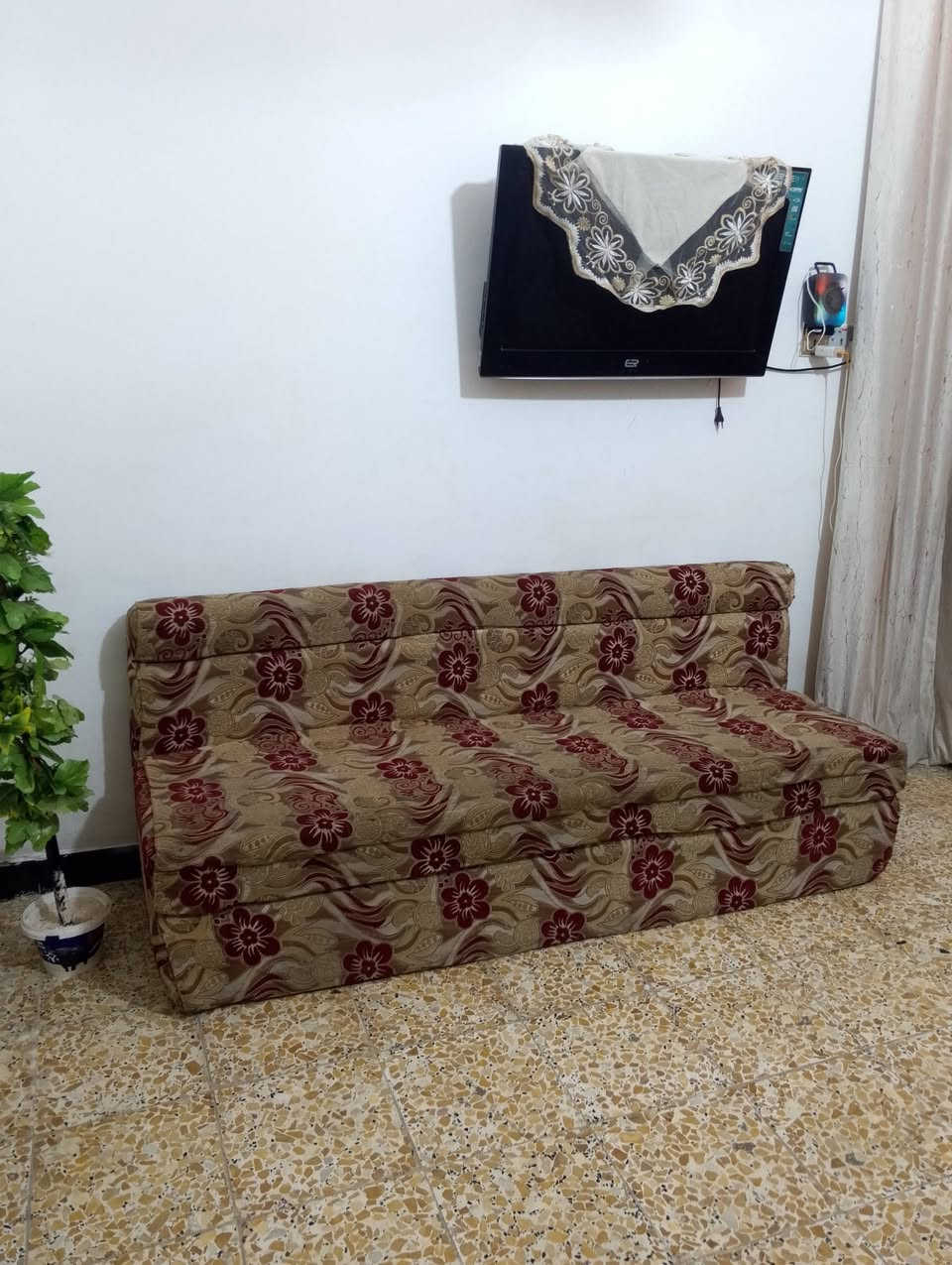 بسم الله قنفات للبيع بسعر مناسب رقم البائع واتساب ***********  موجود توصيل لنجف والاحياء المجاوره
