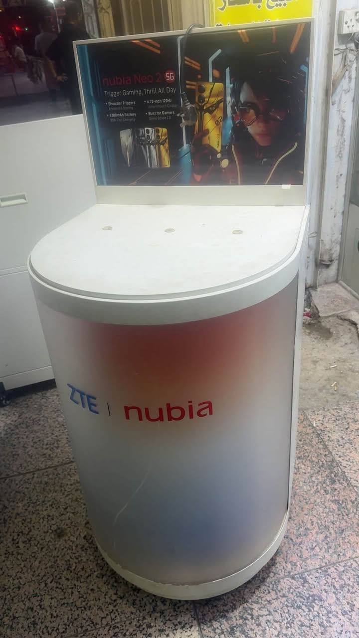 فاترينات للبيع عدد 3 كاملات وبيها اناره السعر 250 الف مكاني شارع فلسطين ساحة بيروت ***********
