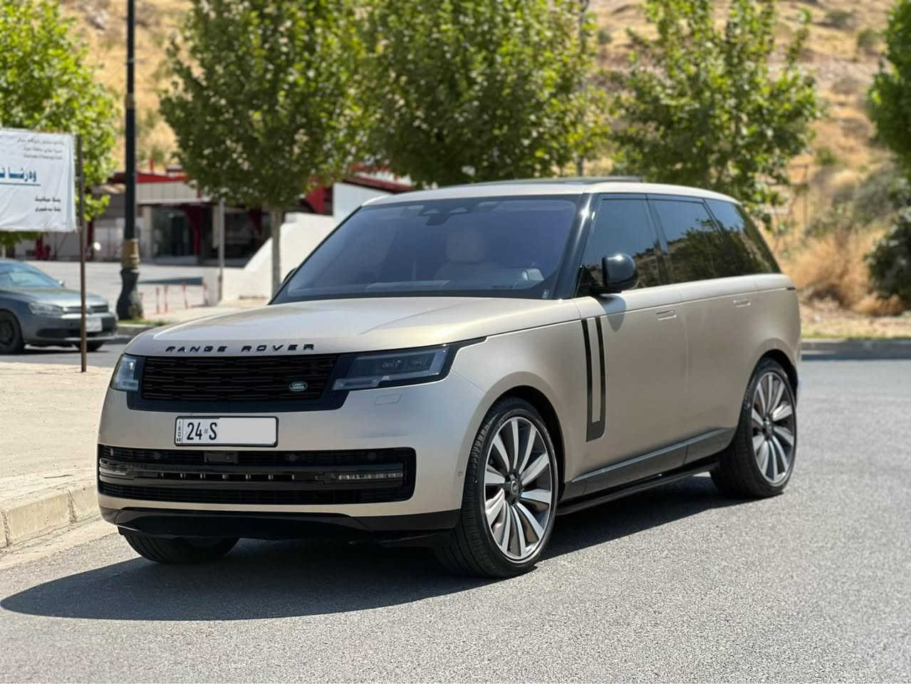 ✨ قمة الفخامة البريطانية.. Range Rover SE P400 موديل 2023 ✨

للراغبين في امتلاك الهيبة المطلقة والتصميم المستقبلي، النسل الجديد كلياً من أساطير رينج روفر (L460) متوفر الآن بحالة الزيرو.

🔹 الجيل الجديد كلياً
🔹 المحرك: 3.0L Turbo Inline-6 (400 Horsepower)
🔹 المنظومة: MHEV هجين خفيف + توجيه عجلات 
خلفية لمناورة فائقة

🔹 الداخلي: جلد Windsor ملكي، شاشة Pivi Pro 13.1"، نظام صوت Meridian

🔹 المميزات: تعليق هوائي متكيف، إضاءة Pixel LED، سقف بانوراما، مقابض مخفية

سيارة تجسد التميز والراحة على أعلى مستوى.

📍 المكان: دهوك
حالة السيارة: [Clean title - كلين تايتل]
📞 للتواصل والاستفسار عن السعر:
اتصال / واتساب: [***********] دهوك, العراق
