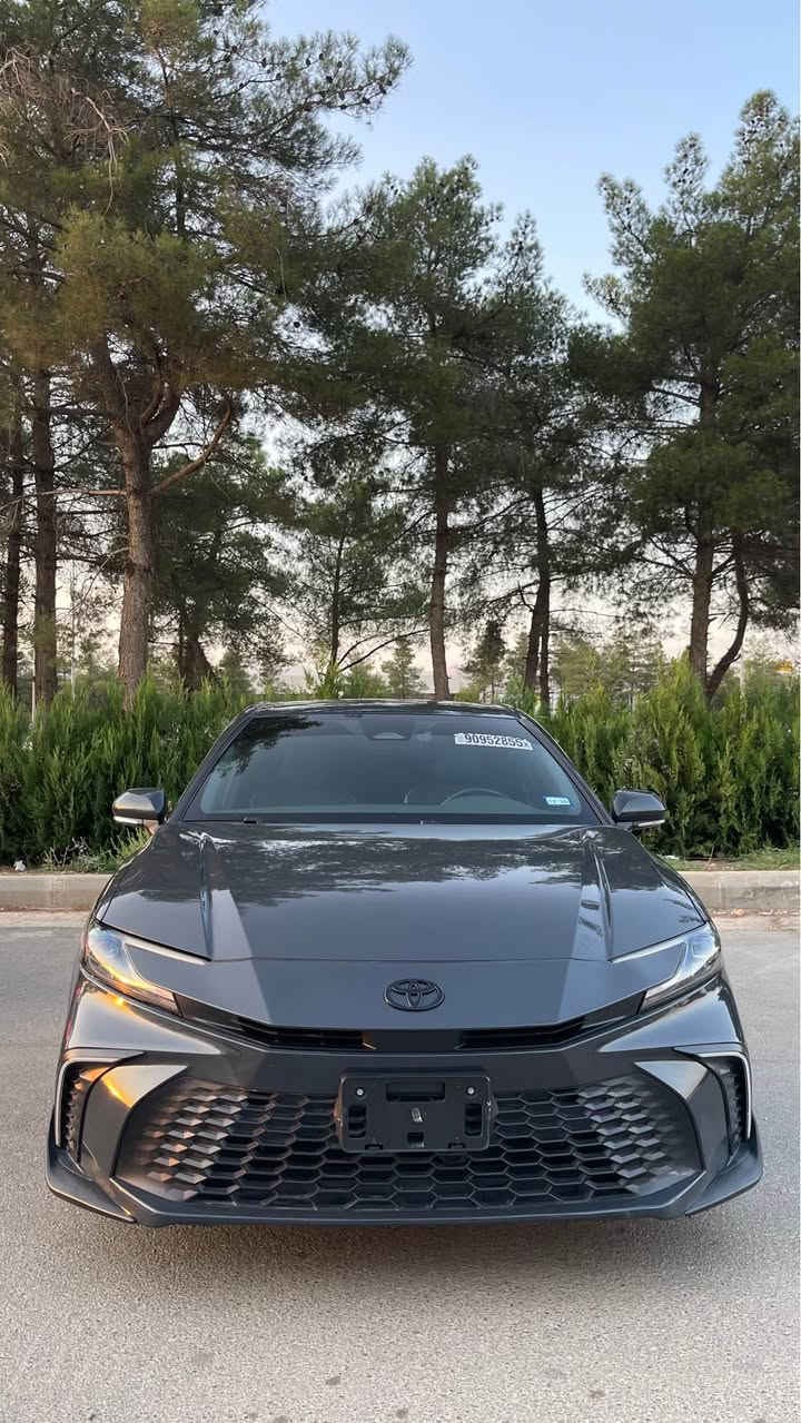 سڵاوتان لێبێت ئازیزان کامری مۆدێل 2025 مواسەفات LE سەیارەکە تەنها 22,000 mile ڕۆشتووە بێ بۆیاخ تەنها ٢ پارچەی گۆڕاوە بە بیلاد گێڕ و مەکینەی بەشەرت سەیارەکە ڕەقەم کاتییە 
مواسەفات :

بزوێنەر و هێز: بزوێنەری ۲.٥ لیتر (٤ سلیندەر) + سیستەمی هایبرید بەهێزی ۲۲٥ ئەسپ.
 گێڕ: گێڕی ئۆتۆماتیک (eCVT) زۆر نەرم و ئابووری.
 سەرفکردنی بەنزین: زۆر ئابوورییە و لە ڕیزبەندە هەرە باشەکانی ژینگەیی و ئابوورییە.
 دیزاینی دەرەوە:
 شێوەی وەرزشی (SE)
 تایەی سپۆڕت و جەنتای کڕۆم/ڕەش
 لایتی پێشەوە و دوای LED بە دیزاینی نوێ
 دیزاینی ناوەوە و ئاسوودەیی:
 کوشن نیوە چەرم (SofTex) بە دیزاینی وەرزشی
 سوکانی چەرم و ئامێری بەڕێوەبردنی گێڕ لەسەر سوکان (Paddle Shifters)
 سیستەمی فێنککردنەوە و گەرمکردنەوەی ئۆتۆماتیکی
 تەکنەلۆژیا و شاشە:
 شاشەی گەورەی تۆچ بە پشتیوانی Apple CarPlay و Android Auto بەبێ وایەر
 شەحنکردنەوەی وایەرلێس (Wireless Charging)
 سیستەمی دەنگی پێشکەوتوو
 سیستەمی سەلامەتی (Toyota Safety Sense 3.0):
 ڕادار و ڕاگرتنی ئۆتۆماتیکی لە کاتی مەترسیدا (Pre-Collision System)
 سیستەمی پاراستنی هێڵ و هۆشیارکردنەوە (Lane Departure Alert)
 ڕاداری دیاریکردنی دووری لە ئۆتۆمبێلی پێشەوە (Adaptive Cruise Control)
 ئاگادارکردنەوەی خاڵی کوێر (Blind Spot Monitor)
نرخی 240 وەرەقەو مەجال
ژمارەی مۆبایل : ***********
whatsApp&Viber✅ السليمانية, العراق

