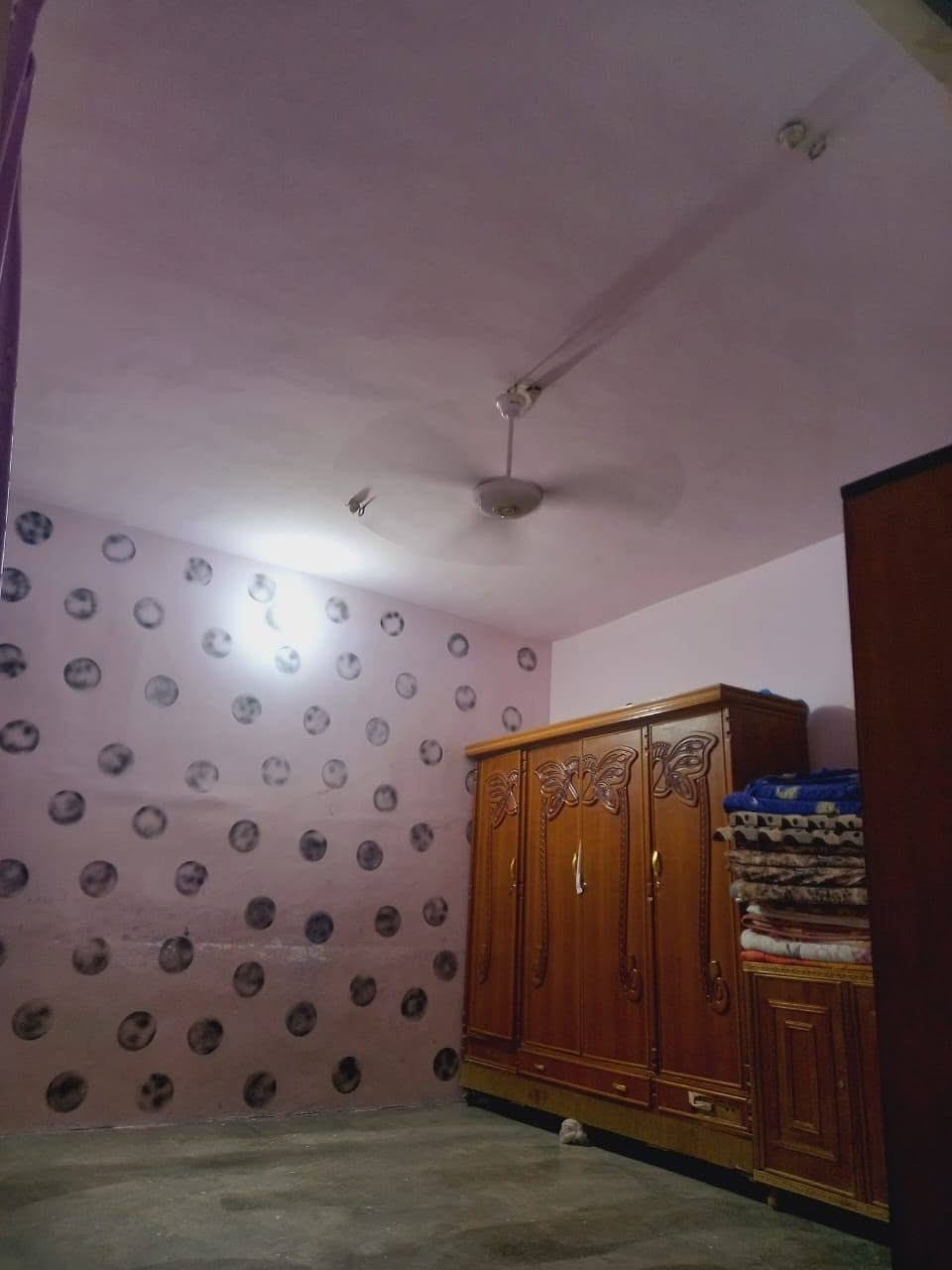 سلام عليكم بيت للبيع
الموقع حي الوحده 
المساحه 150 
بيت قطعه ومقاطع 
اي استفسار على أرقام  ***********
***********
