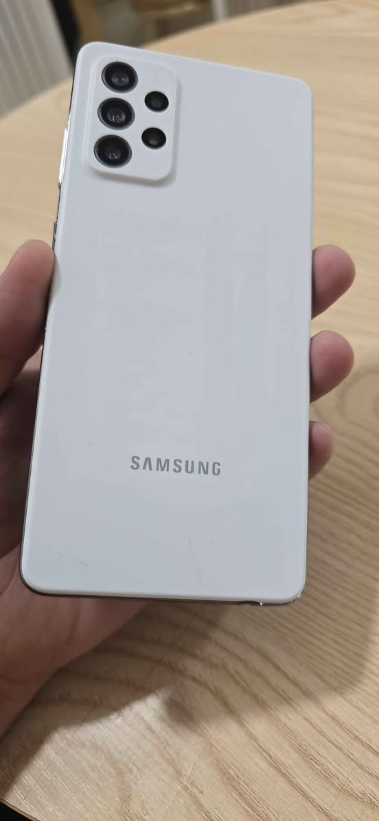 جالكسي A72 للبيع - نظافة فول وعرض ما ينعوض!
​للبيع هاتف Samsung Galaxy A72 الأصلي، الجهاز بحالة ممتازة ونظيف جداً وكأنما جديد بدون أي نواقص. يجي بذاكرة عملاقة 256 جيجابايت تخزن بيها كل صورك وملفاتك براحتك، ويا رام 8 جيجا لأداء سريع وسلس بالتصفح والألعاب. الجهاز يتميز بشاشة Super AMOLED كبيرة بحجم 6.7 إنش ألوانها تجنن مع دقة عالية وتردد 90Hz لمشاهدة مريحة وسلسة. نظام الكاميرات احترافي جداً بدقة 64 ميجابكسل للكاميرة الرئيسية مع ميزة التقريب البصري وتصوير عريض وماكرو، وكاميرا سيلفي 32 ميجابكسل تعطيكم صور تجنن، بالإضافة إلى بطارية ضخمة بسعة 5000 ملي أمبير تطول وياك يوم كامل مع دعم الشحن السريع، ومقاومة للماء والغبار IP67 وصوت ستيريو نقي وبصمة مدمجة بالشاشة.
​💰 السعر: 175 ألف دينار عراقي فقط!
📞 للتواصل والطلب (اتصال أو واتساب): *********** بغداد, العراق
