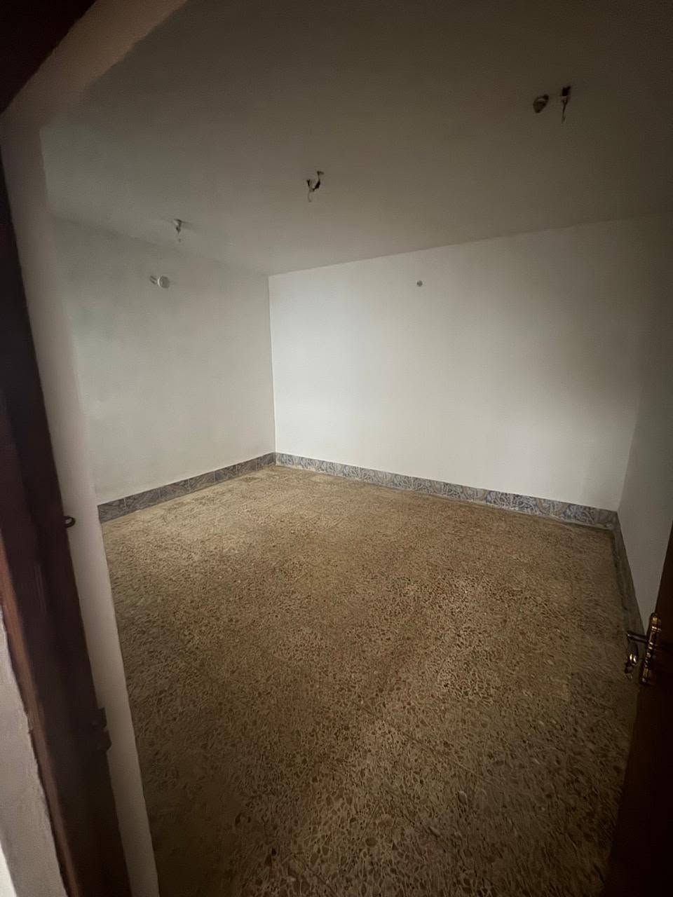 بيت للبيع في حي الوفاء المساحه 100 متر طابق ونص البناء عكاده نظيف جدا على شارع 15 قريب السايدين الجزيره سعر البيت/ 125 /مع المجال للاستفسار/***********
