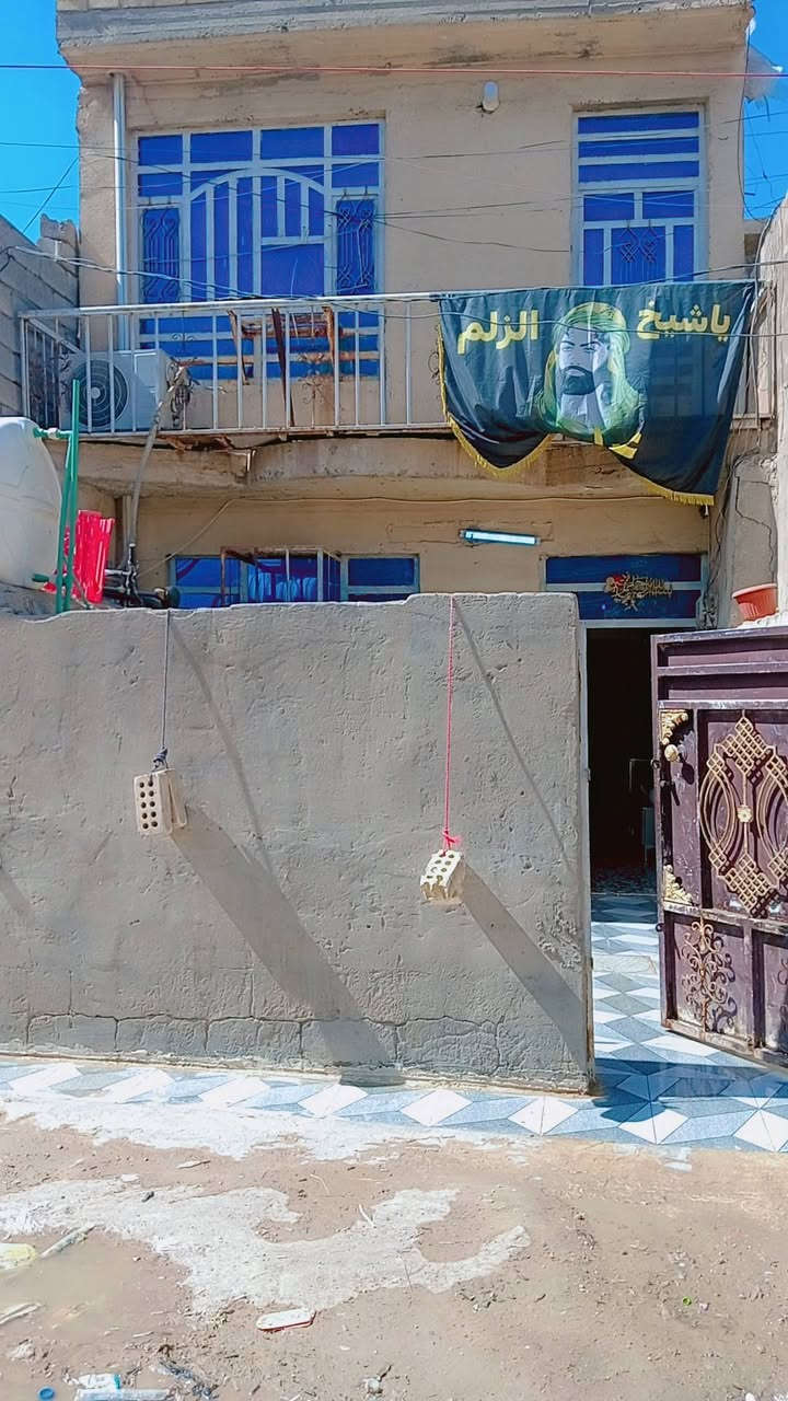 بيت اللبيع  سند 25قرار محكمه ابو الصوره مساحة البيت 80متر الواجة 6متر والنزال 15 طابقين الطابق الاول صاله ومطبخ وحمام ومنور وغرفة الطابق الثاني غرفتين وحمام السطح شتايكر  العنوان زراعي دور الشرطه قريب على السده متوفر جميع الخدمات كهرباء وماء ومجاري  السعر 68مليون التواصل *********** واتساب موجود
