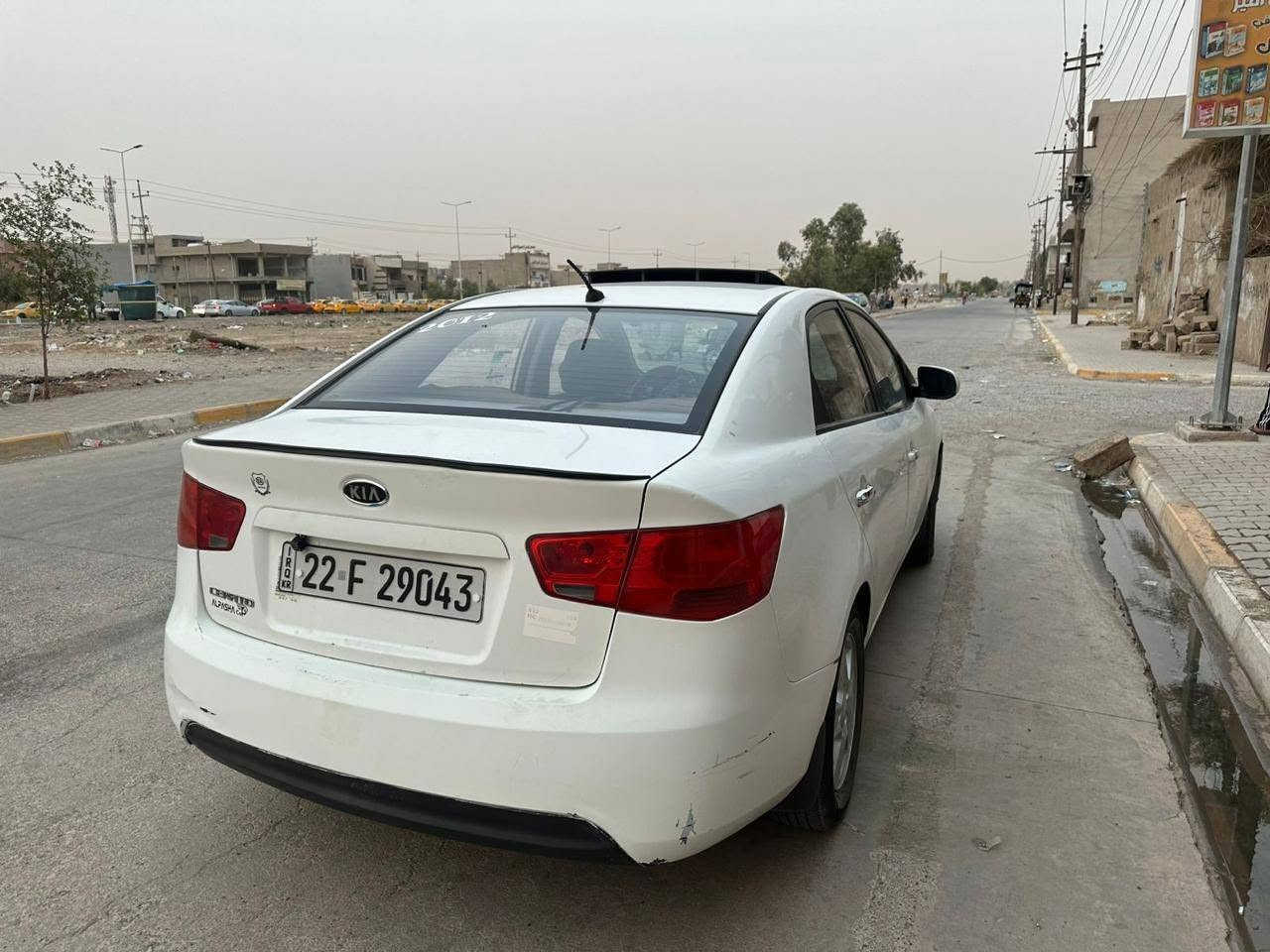 كيا سيراتو ٢٠١٢ 
بيها ٣ قطع ابيعها حزام بدون دواخل
 سيارة حلوة ونظيفة ادامة كامل جديد مسويلها 
بطاقة بنزين والسيارة باسمي
السعر ٩٠وبيها مجال
***********
