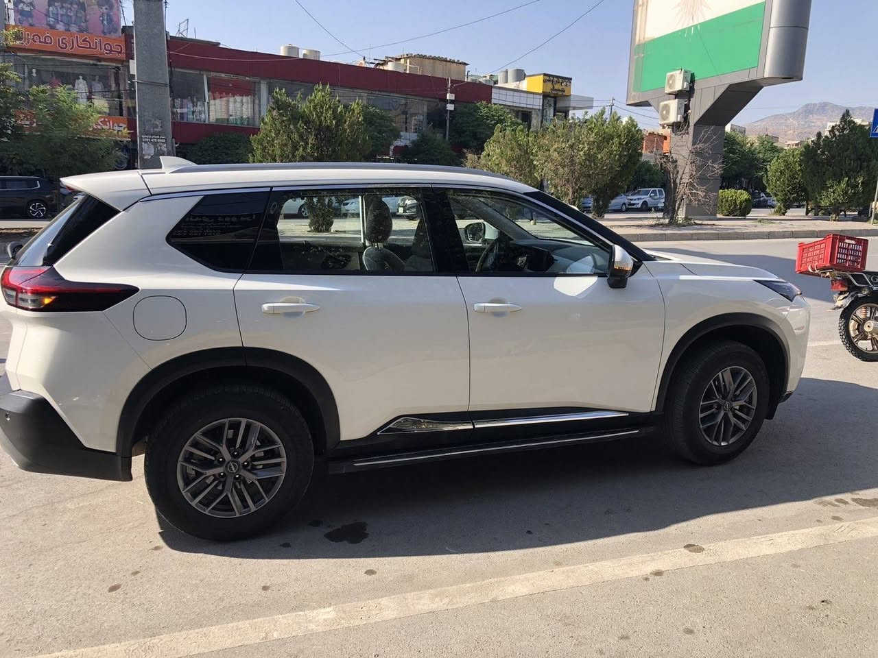 Nissan-Xtrail
٢٥٥ وەرەقەو معامەلێیەکی برایانه
٤ پستن
پەردە بیلادیە
 دەبل ئەکسلە 
٤ کامیرەیە٣٦٠ پلە
 ناو کرێمیە
 وەیار لێسە
 فول فول بەس پانۆڕاما نیە
رەنگی سپی بەفری
سوکان شامۆ ە تاخم کوشینی بیلادی بۆبەستراوە
١٧هەزار کم رۆشتوە
کلین تایتل هیچ هیچی نیە
Whatis up *********** أربيل, العراق
