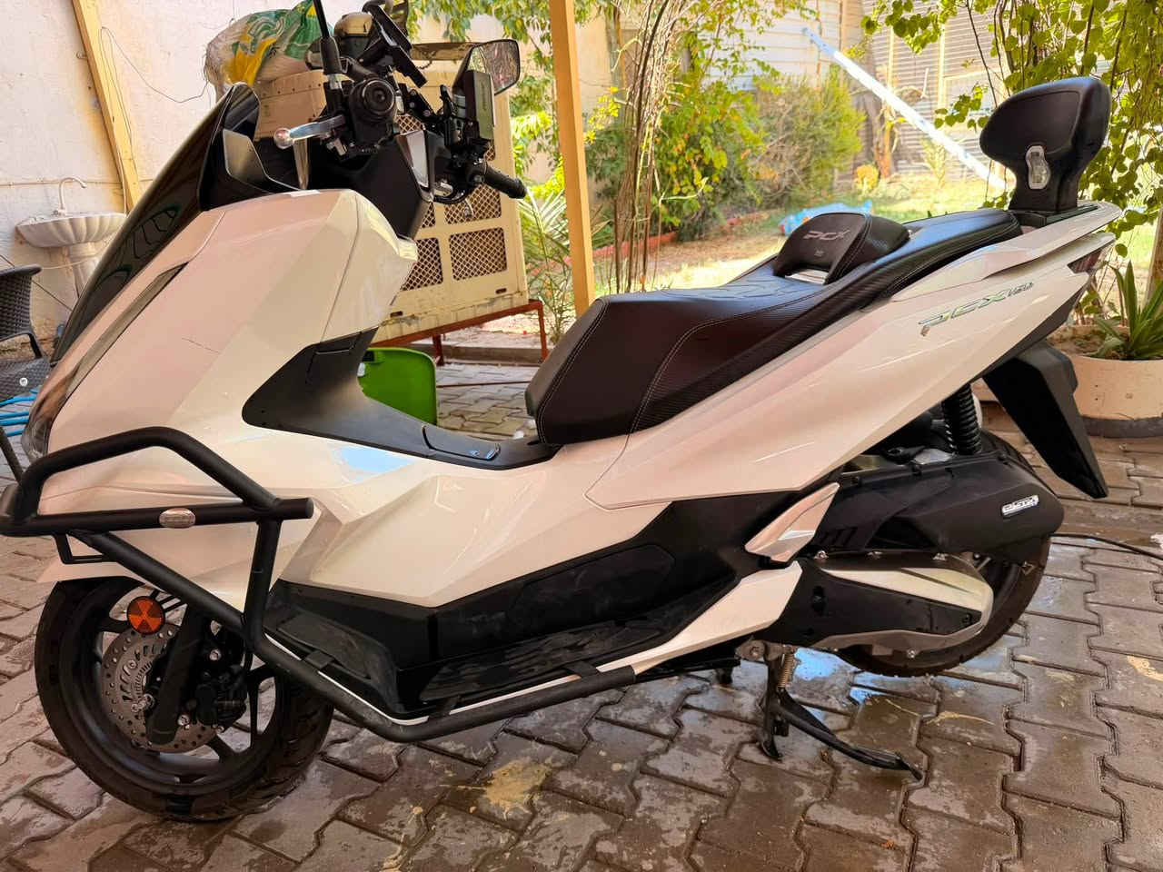 دراجه PCX زيرو ماشيه 500 اقل ال الف اخت زيرو محرك 160 
كل تفاصيله موضح بل صور كفرات بيه شخطو خفيفه وقليله كلش يعني بوليش كلشي يضيع 
للستفسار
***********
