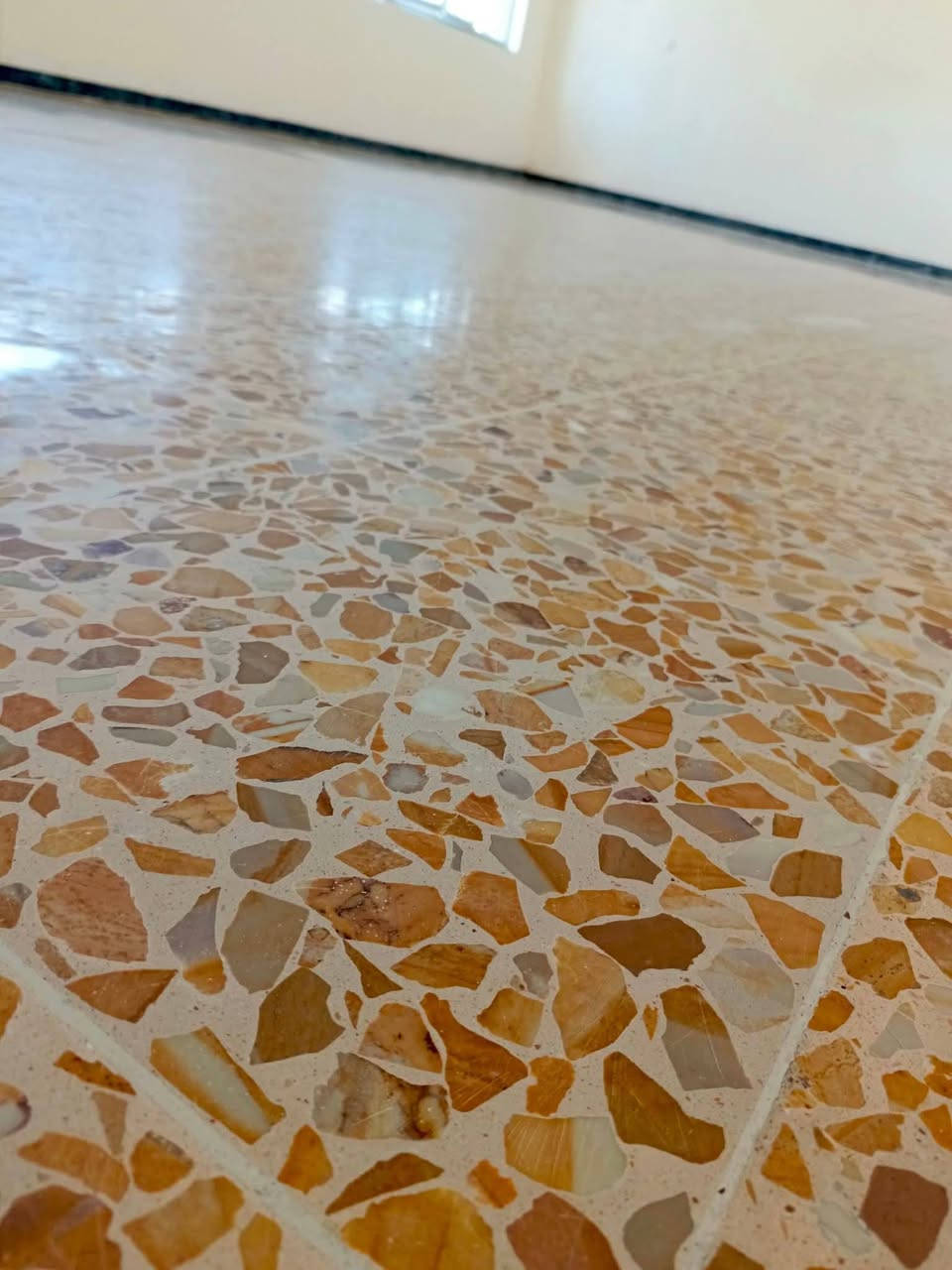 جلي وتنضيف كافه نواع الرضيات
***********/;/ ***********

نص مكتوب في الصور:
- جلي وتنظيف وتلميع كافة انواع الكاشي والمرمر بإدارة: حازم ***********