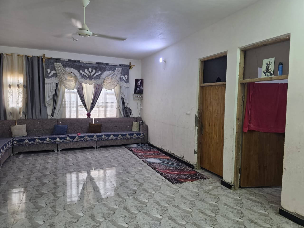 بيت للبيع مساحه ٣٠٠م خمس غرف نوم مع صاله واستقبال ومطبخ وصحيات داخليه وخارجيه بناء بلوك كوت حي الحكيم الثانيه يبعد عن الشارع ٣٠٠م السعر ٣٧ وقابل للتفاوض للاستفسار مراجعه دلاليه احمد السعيدي قرب حسينيه بيت خليفه الاتصال *********** ***********
