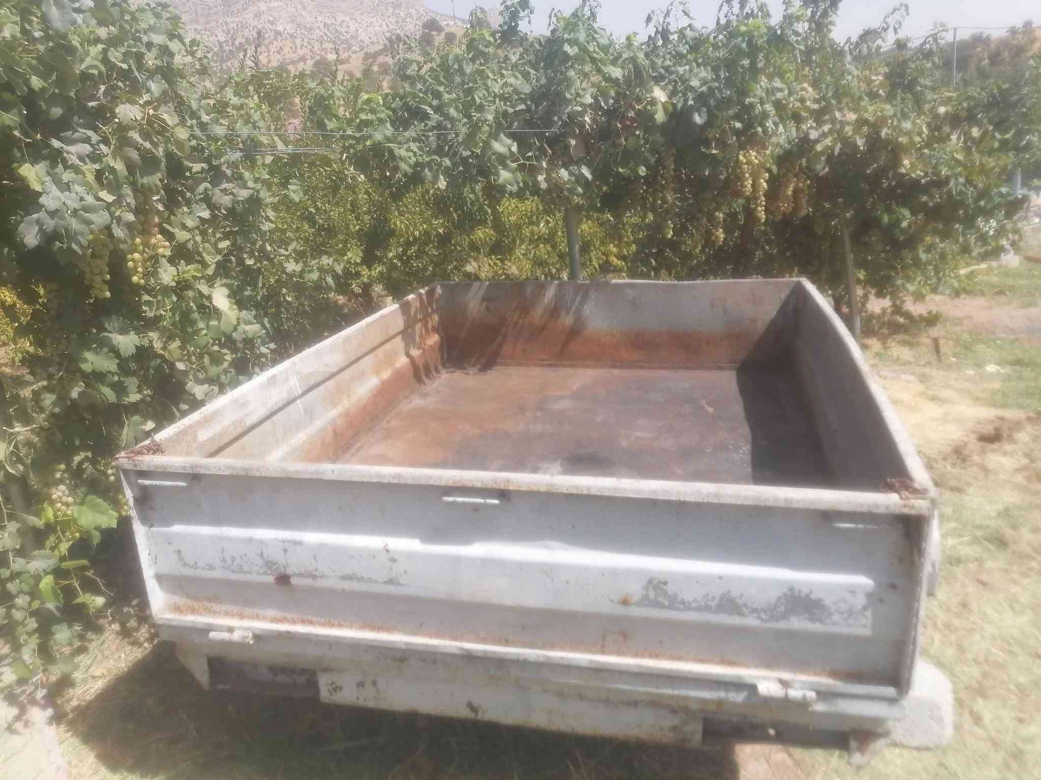 السلام عليكم تركتور بو فروتنێ یە ژ جورێ کابوتا (یابانی) حجم 19.5 بالتەو گێسن و خرماشە و عربانە ل گەلن ت/***********
