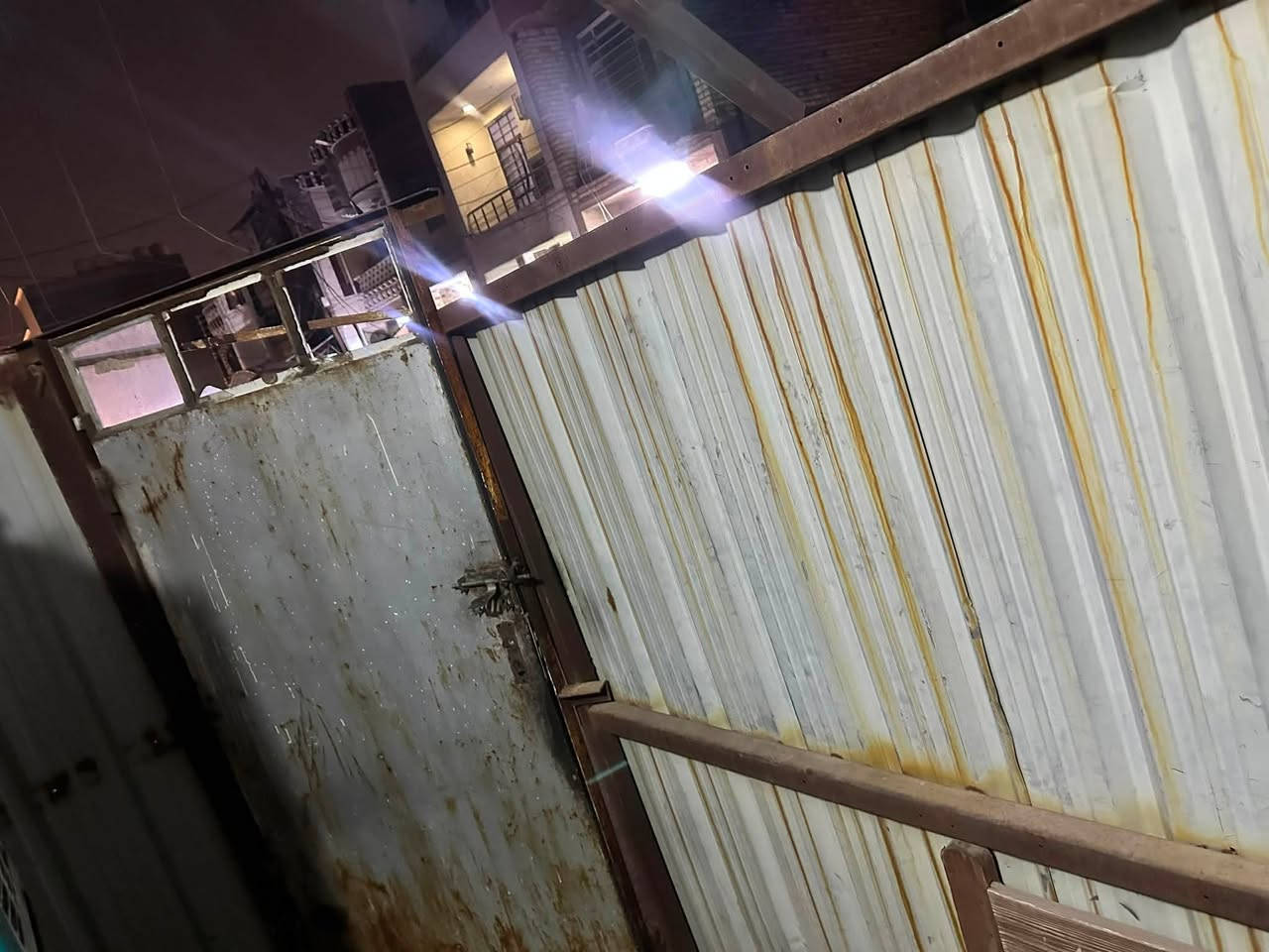 لسلام عليكم عندي سياج جينكو  10قطع ورطوات حديد اريد ابيعه  عرضه  9مترات ونص ارتفاع مترين اجينكوه عرضها 110 ورتفاعها مترين. وباب وفرده ثكيله. وشغله قوي وحديد قوي قيمه بلي يرضه الله وخذه مكاني بغداد المشتل ***********
