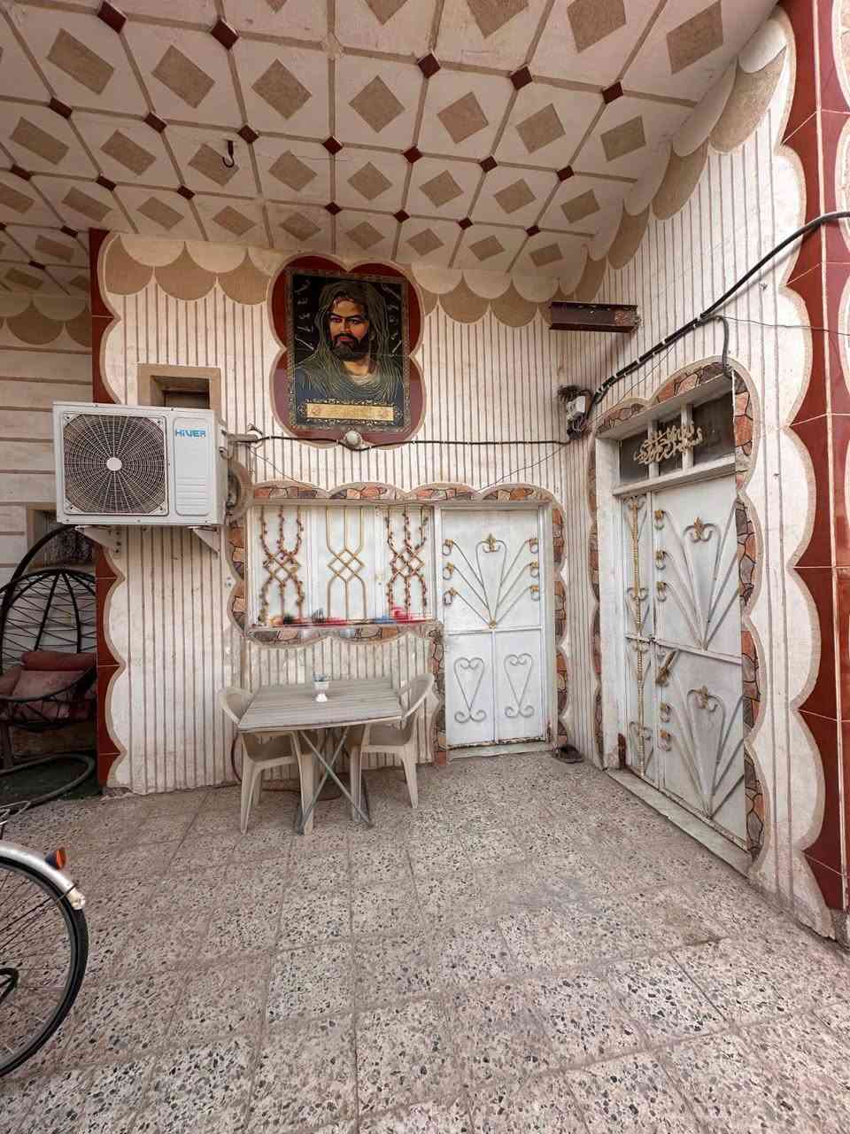 سلام عليكم بيت البيع بل عصافير بشارع سلام نجار بيت حلو نضيف مساحه 200 بي غرفتين براني هول مطبخ حمامات بيت حلو بيت مكاتبه بس سعر بيت 27 مليون بي مجال بصيط  ورجائن لحد يراسل تصل على رقم فدوه كلوبكم *********** قاسم
