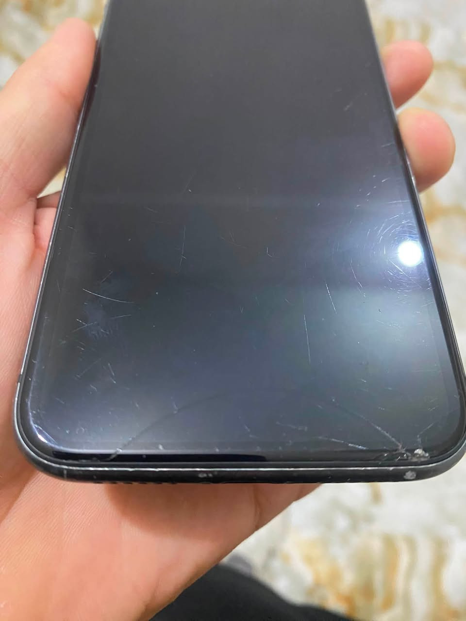 سلام عليكم
📱 للبيع آيفون (11 عادي مبدل شاشه وبطاريه الشاشه بيها فطر مثل ماموضح بالصوره   )
الكاميرا x1 بيها رجفه فقط 
 • السعة:64
 البطارية:100 مبدله
 • الجهاز:(نضيف )
 • شغال 100% (نت – صوت – اتصال – كلشي تمام)
 • ما بيه أي خلل
السعر 🔥مناسب جدا 
📞 للتواصل:***********
