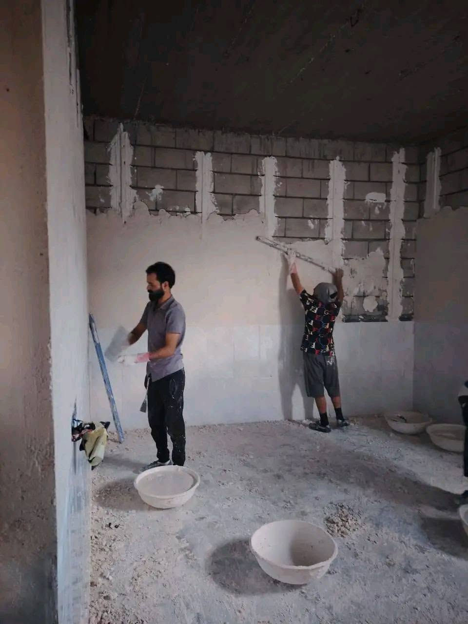 سلام عليكم  (تم نجاز بيت العم ابو براهيم مبارك عليك)  ،،خابر وحنه حاضرين ومايكون خاطرك اله طيب كادر لبخ جص من الموصل شقل عل مسطره  ***********//بي وتساب
