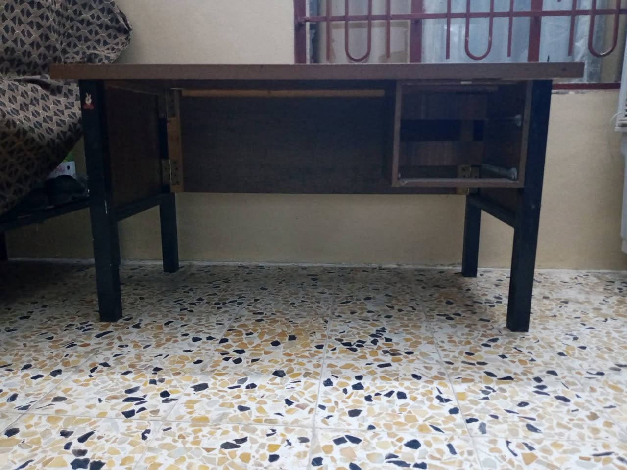 ميز مكتبي • نضيف • موصل جانب الايسر